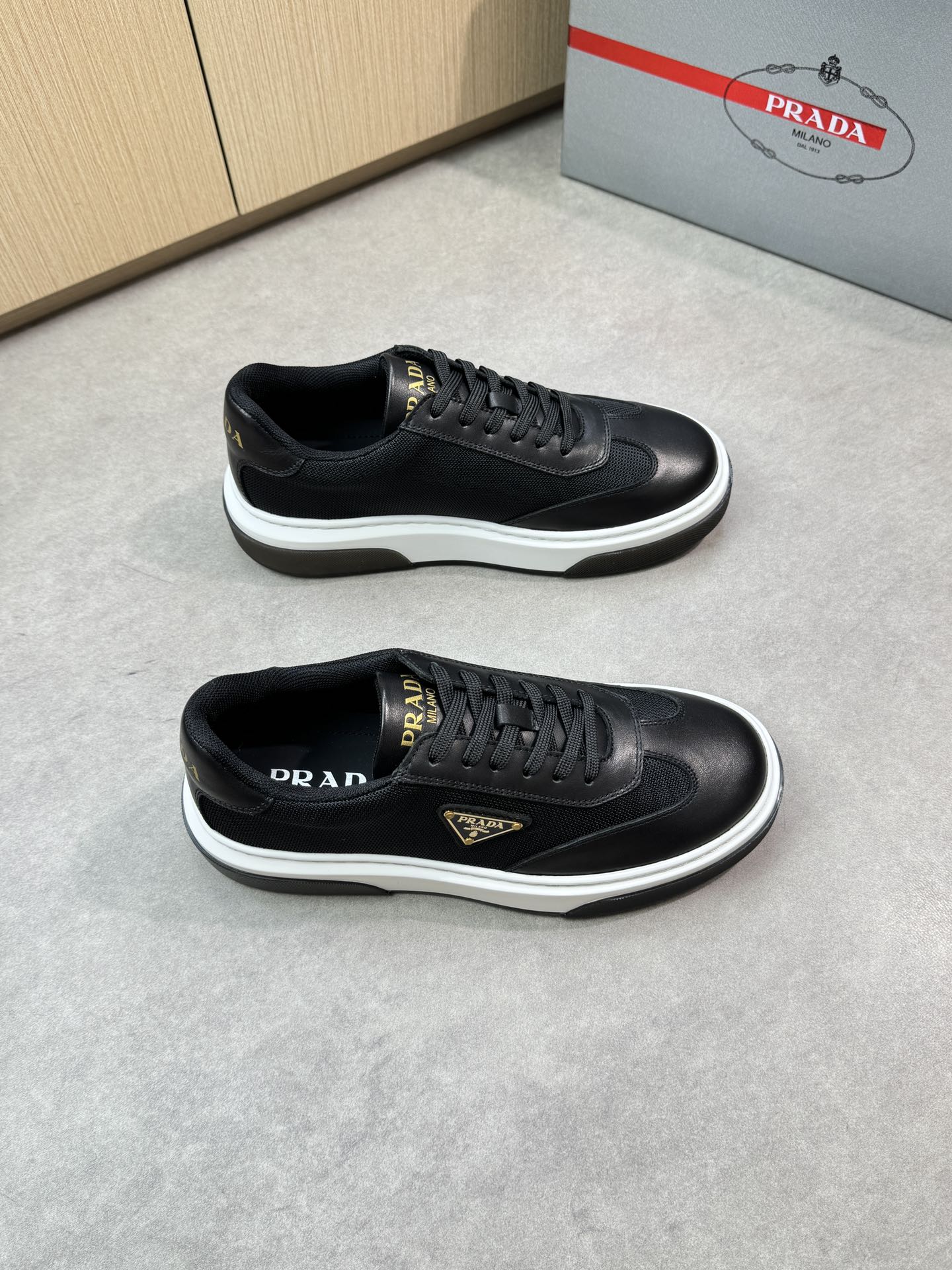 NO:347469,【PRADA】Prada - High-end quality Original single casual sneakers - Upper Napa calfskin, brand high mercerized canvas, shoe body brand metal fasteners, tongue. Heel silk screen high Zhoubo brand logo - Inner water dyed cowhide - Outsole ultra-light TPU foaming·rubber; Two-color molded outsole - Ultra-high quality control·fine workmanship highlighted (high-end·noble·grade) -Size 39-44 (38,45, custom made)·03303,,prada,prada,sneakers,cowhide19860909【PRADA】普拉达 -高端品质 原单休闲运动鞋 -鞋面纳帕小牛皮、品牌高丝光帆布、鞋身品牌金属扣件、鞋舌.后跟丝印高周波品牌logo -内里水染牛皮 -大底超轻TPU发泡·橡胶；双色成型大底 -超高品控·做工精细凸显(高端·贵气·档次) -Size 39-44（38,45,可订做)·03303,,prada,prada,sneakers,cowhide,Men's shoes