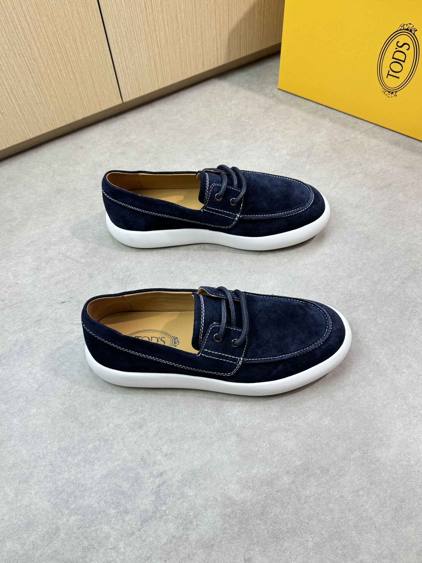 NO:347484,【TOD's】Todds - High-end quality Original single casual sports shoes - Upper reverse velvet calfskin, shoe Dan outer stitching - Inner water dyed cowhide - Outsole ultra-light TPU foam; molded sole - Ultra-high quality control, fine workmanship highlighted (high-end, noble, grade) -Size 39-44 (38,45, custom made)·0444,,Tod's,cowhide19860909【TOD's】托德斯 -高端品质 原单休闲运动版鞋 -鞋面反绒小牛皮、鞋丹外合车缝线 -内里水染牛皮 -大底超轻TPU发泡；成型大底 -超高品控·做工精细凸显(高端·贵气·档次) -Size 39-44（38,45,可订做)·0444,,Tod's,cowhide,Men's shoes