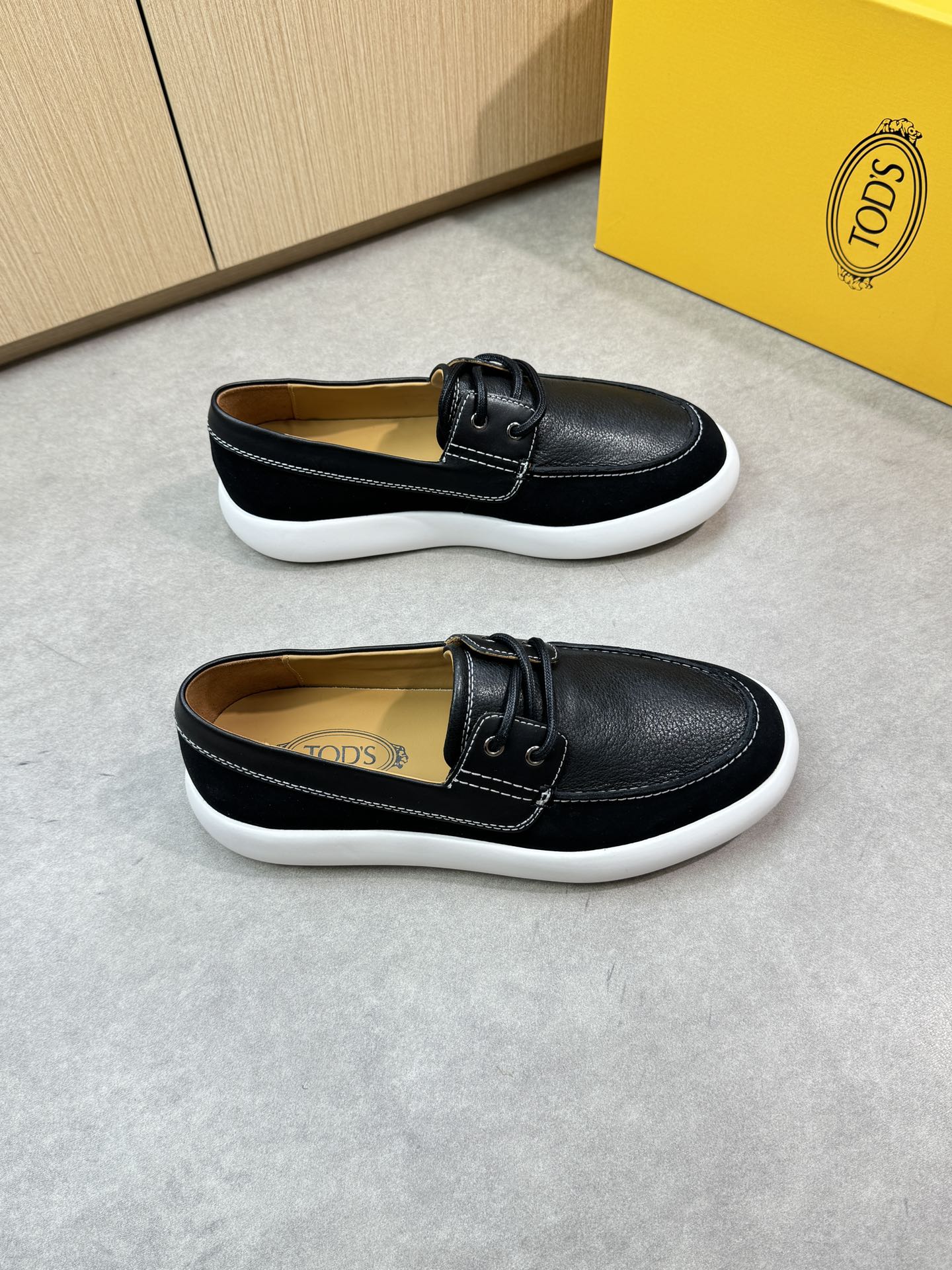 NO:347498,【TOD's】Todds - High-end quality Original single casual sports shoes - Super soft deer leather, reverse velvet calf leather, external stitching of shoes - Water dyed cowhide in the inner lining - Ultra-light TPU foaming; molded sole - Ultra-high quality control, fine workmanship highlighted (high-end, noble, grade) -Size 39-44 (38,45, custom made)·0444,,Tod's,cowhide19860909【TOD's】托德斯 -高端品质 原单休闲运动版鞋 -鞋面超柔软鹿皮、反绒小牛皮、鞋丹外合车缝线 -内里水染牛皮 -大底超轻TPU发泡；成型大底 -超高品控·做工精细凸显(高端·贵气·档次) -Size 39-44（38,45,可订做)·0444,,Tod's,cowhide,Men's shoes