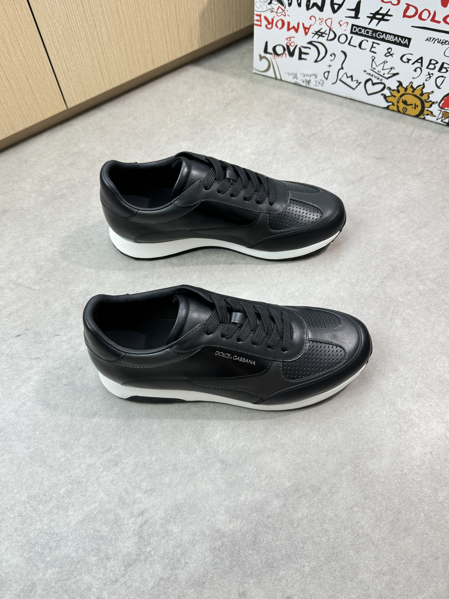 NO:347510,【DOLCE & GABBANA】Dougabana - High-end quality Original single casual sneakers - Upper Napa calfskin. Punching process, edge bead cowhide. Silk-printed high Zhoubo brand logo, perfect splicing - Inner water dyed cowhide - Outsole ultra-light TPU foamed two-color molded sole - Ultra-high quality control·fine workmanship highlighted (high-end, noble, grade) -Size 39-44 (38, 45, custom made)·0444,,Dolce&Gabbana, Dolce&Gabbana, sneakers, cowhide19860909【DOLCE & GABBANA】杜嘉班纳 -高端品质 原单休闲运动鞋 -鞋面纳帕小牛皮.打孔工艺、开边珠牛皮.丝印高周波品牌logo、完美拼接 -内里水染牛皮 -大底超轻TPU发泡双色成型大底 -超高品控·做工精细凸显(高端·贵气·档次) -Size 39-44（38、45、可订做)·0444,,Dolce&Gabbana,Dolce&Gabbana,sneakers,cowhide,Men's shoes