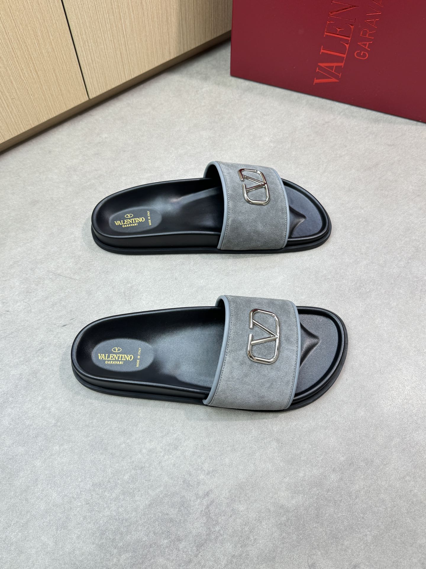 NO:347968,【VALENTION】 Valentino - High-end quality Original single casual sandals - Upper back-fleece calfskin, car edge craftsmanship, brand metal fasteners - Inner water dye cowhide, foot pad; TPU water table - Outsole ultralight TPU·rubber; Combined molding outsole - Ultra-high quality control, fine workmanship highlighted (high-end, noble, grade) -Size39-44 (38, 45, 46, custom made)·VL0199,,valentino,valentino,slippers,cowhide19860909【VALENTION】华伦天奴 -高端品质 原单休闲凉拖鞋 -鞋面反绒小牛皮、车引边工艺、品牌金属扣件 -内里水染牛皮,垫脚；TPU水台 -大底超轻TPU·橡胶；组合成型大底 -超高品控·做工精细凸显(高端·贵气·档次) -Size39-44（38,45,46,可订做)·VL0199,,valentino,valentino,slippers,cowhide,Men's shoes