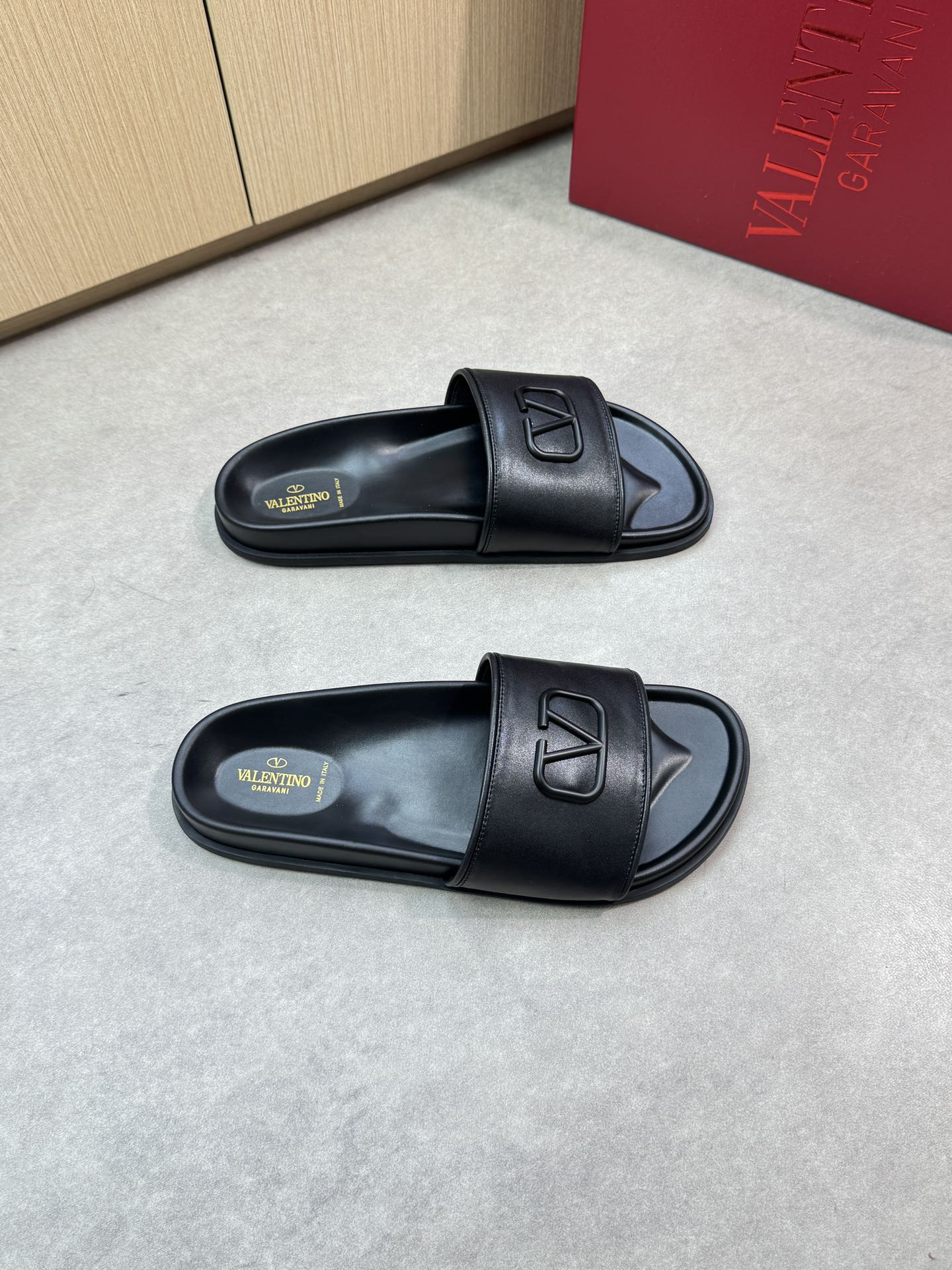 NO:347990,【VALENTION】 Valentino - High-end quality Original single casual sandals - Upper Napa environmentally friendly leather, car edge craftsmanship, brand metal fasteners - Inner water dye cowhide, foot pad; TPU water table - Outsole ultralight TPU·rubber; Combined molding outsole - Ultra-high quality control, fine workmanship highlighted (high-end, noble, grade) - Size39-44 (38, 45, 46, custom made)·VL0199,,valentino,valentino,slippers,cowhide19860909【VALENTION】华伦天奴 -高端品质 原单休闲凉拖鞋 -鞋面纳帕环保皮、车引边工艺、品牌金属扣件 -内里水染牛皮,垫脚；TPU水台 -大底超轻TPU·橡胶；组合成型大底 -超高品控·做工精细凸显(高端·贵气·档次) -Size39-44（38,45,46,可订做)·VL0199,,valentino,valentino,slippers,cowhide,Men's shoes