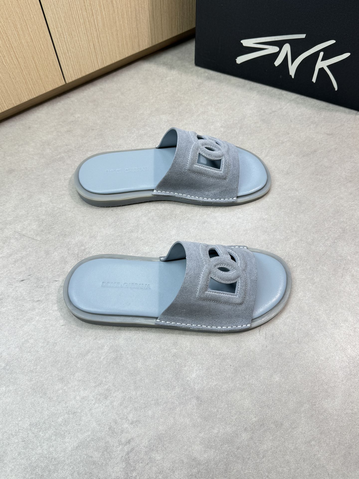 NO:348009,【DOLCE & GABBANA】Dolce & Gabbana - High-end quality Original single casual sports shoes - Upper reverse fleece calfskin. Forged sewing brand totem craft - Inner water dyed cowhide - Outsole ultra-light TPR. Pack leather combination molding two-color outsole - Ultra-high quality control·fine workmanship highlights (high-end, noble, grade) -Size 39-44 (38, 45, 46, custom made)·0199,,Dolce & Gabbana,Dolce & Gabbana,cowhide19860909【DOLCE & GABBANA】杜嘉班纳 -高端品质 原单休闲运动板鞋 -鞋面反绒小牛皮.锻造车缝品牌图腾工艺 -内里水染牛皮 -大底超轻TPR.包真皮组合成型双色大底 -超高品控·做工精细凸显(高端·贵气·档次) -Size 39-44（38、45、46、可订做)·0199,,Dolce&Gabbana,Dolce&Gabbana,cowhide,Men's shoes