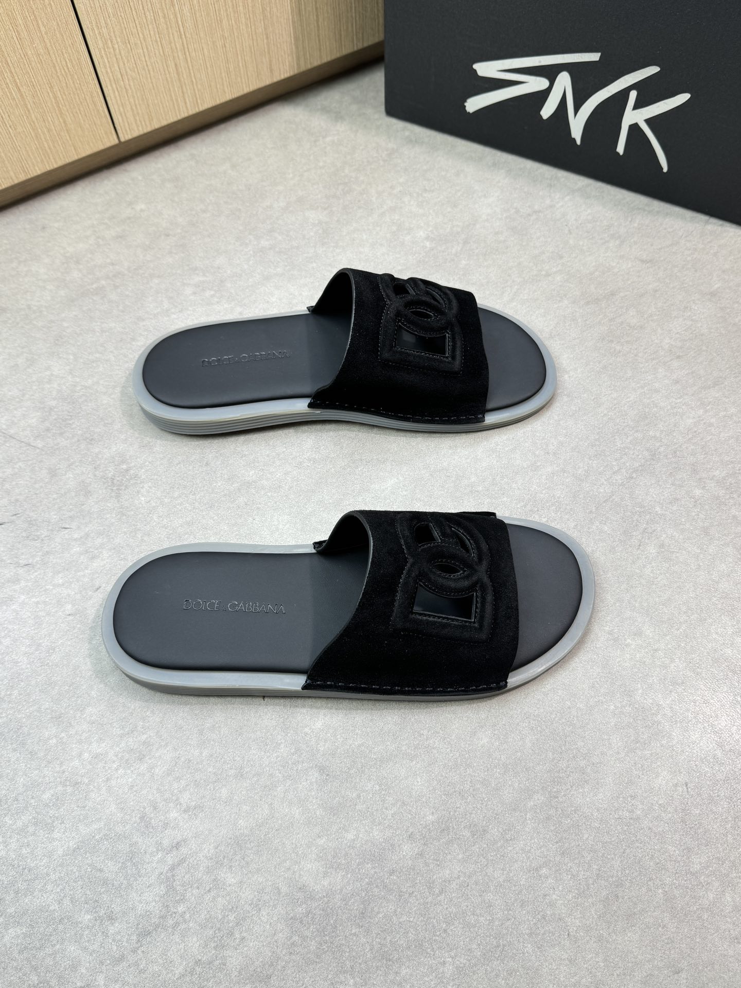 NO:348031,【DOLCE & GABBANA】Dolce & Gabbana - High-end quality Original single casual sports shoes - Upper reverse velvet calfskin. Forged sewing brand totem craft - Inner water dyed cowhide - Outsole ultra-light TPR. Environmentally friendly leather and water-bearing table combined molding two-color outsole - Ultra-high quality control·fine workmanship highlights (high-end, noble, grade) -Size 39-44 (38, 45, 46, custom made)·0199,,Dolce & Gabbana,Dolce & Gabbana,cowhide19860909【DOLCE & GABBANA】杜嘉班纳 -高端品质 原单休闲运动板鞋 -鞋面反绒小牛皮.锻造车缝品牌图腾工艺 -内里水染牛皮 -大底超轻TPR.环保皮包水台组合成型双色大底 -超高品控·做工精细凸显(高端·贵气·档次) -Size 39-44（38、45、46、可订做)·0199,,Dolce&Gabbana,Dolce&Gabbana,cowhide,Men's shoes