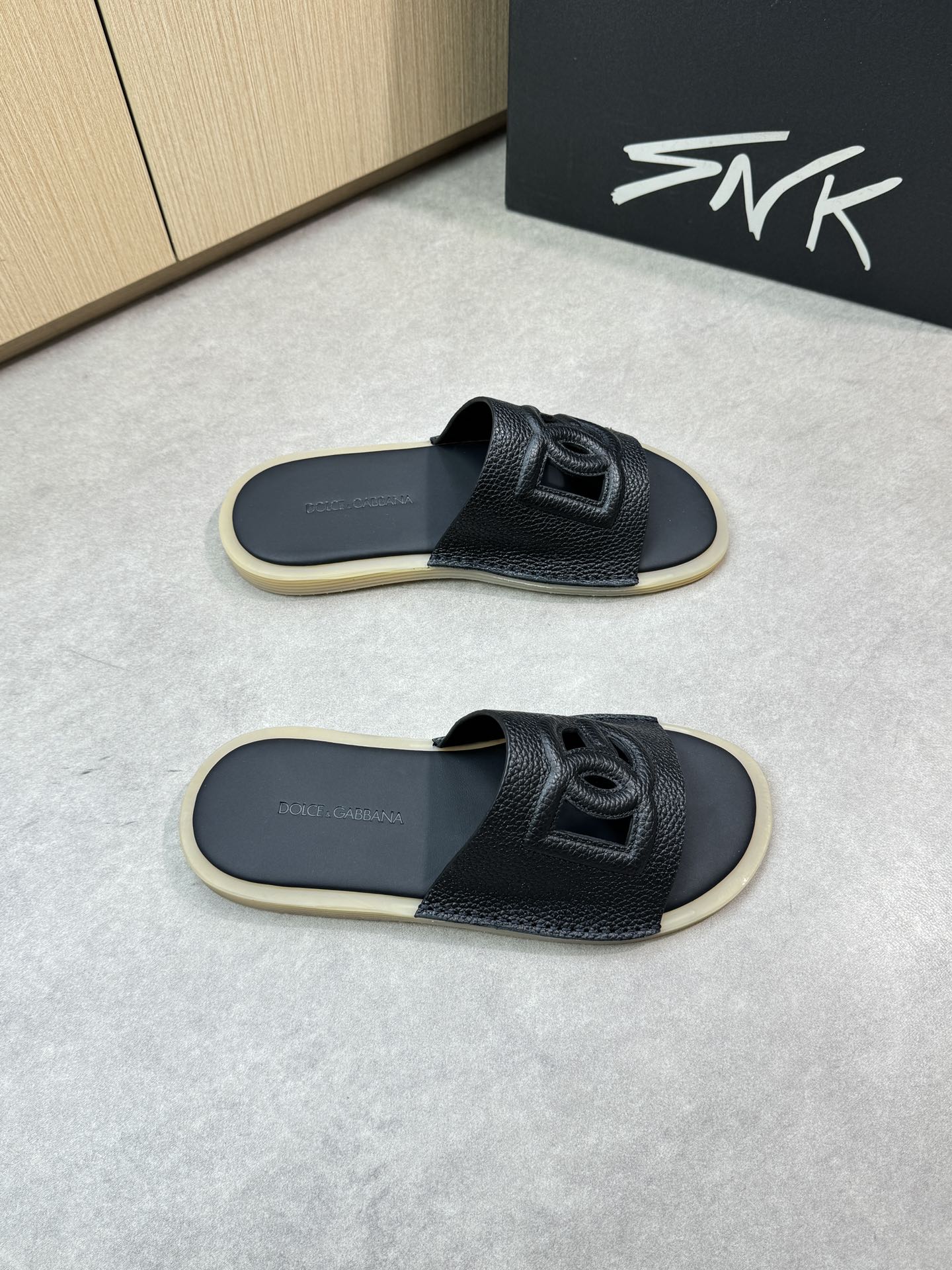 NO:348055,【DOLCE & GABBANA】Dolce & Gabbana - High-end quality Original single casual sports shoes - upper lying calfskin. Forged sewing brand totem craft - inner water dyed cowhide - outsole ultra-light TPR. Environmentally friendly leather and water-bearing table combined molding two-color outsole - ultra-high quality control·fine workmanship highlights (high-end, noble, grade) -Size 39-44 (38, 45, 46, custom made)·0199,,Dolce & Gabbana,Dolce & Gabbana,cowhide19860909【DOLCE & GABBANA】杜嘉班纳 -高端品质 原单休闲运动板鞋 -鞋面荔纹小牛皮.锻造车缝品牌图腾工艺 -内里水染牛皮 -大底超轻TPR.环保皮包水台组合成型双色大底 -超高品控·做工精细凸显(高端·贵气·档次) -Size 39-44（38、45、46、可订做)·0199,,Dolce&Gabbana,Dolce&Gabbana,cowhide,Men's shoes