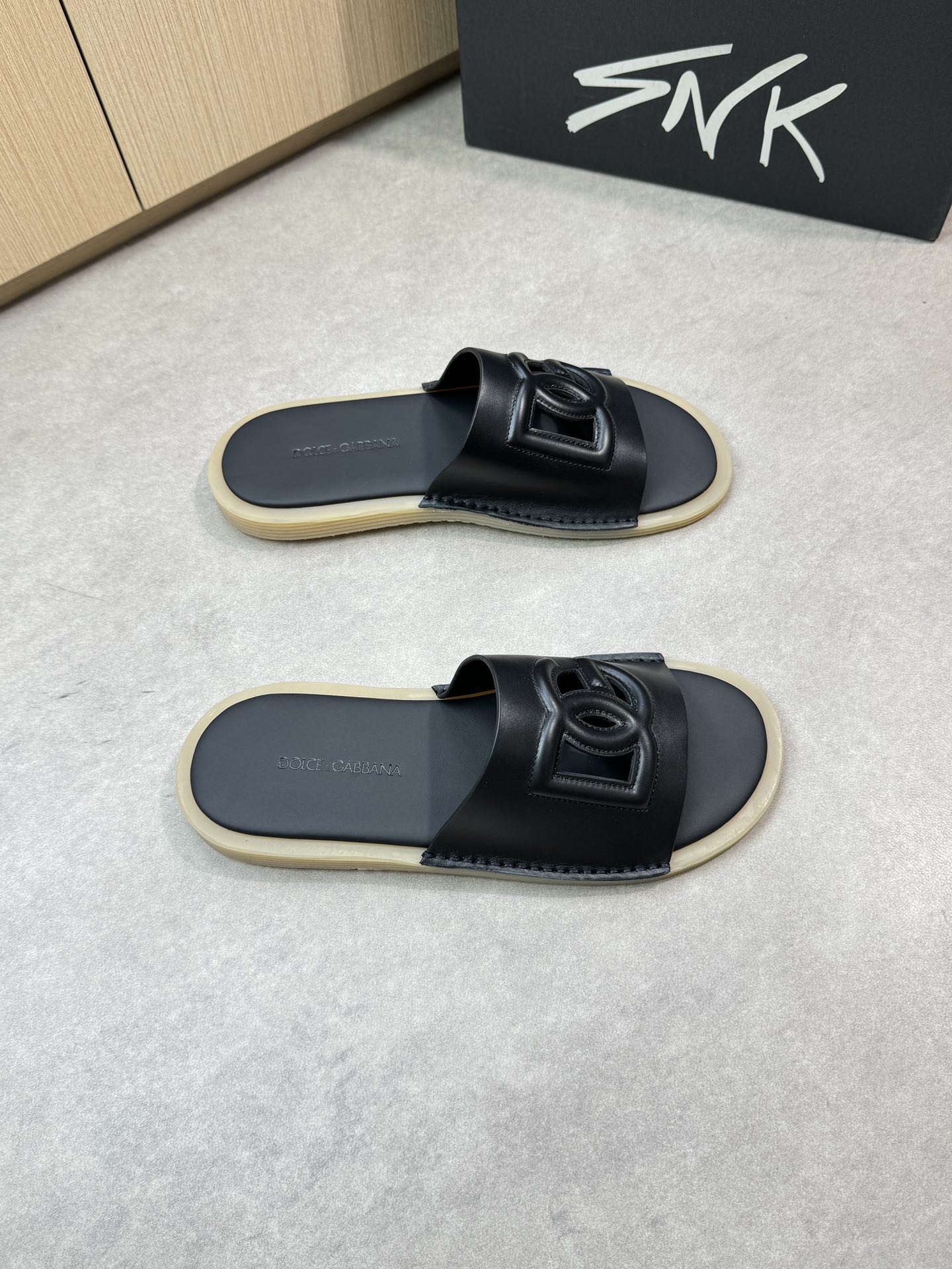 NO:348081,【DOLCE & GABBANA】Dolce & Gabbana - High-end quality Original single casual sports shoes - Upper Napa calfskin. Forged sewing brand totem craft - Inner water dyed cowhide - Outsole ultra-light TPR. Environmentally friendly leather and water-bearing table combined molding two-color outsole - Ultra-high quality control·fine workmanship highlights (high-end, noble, grade) -Size 39-44 (38, 45, 46, custom made)·0199,,Dolce & Gabbana,Dolce & Gabbana,cowhide19860909【DOLCE & GABBANA】杜嘉班纳 -高端品质 原单休闲运动板鞋 -鞋面纳帕小牛皮.锻造车缝品牌图腾工艺 -内里水染牛皮 -大底超轻TPR.环保皮包水台组合成型双色大底 -超高品控·做工精细凸显(高端·贵气·档次) -Size 39-44（38、45、46、可订做)·0199,,Dolce&Gabbana,Dolce&Gabbana,cowhide,Men's shoes