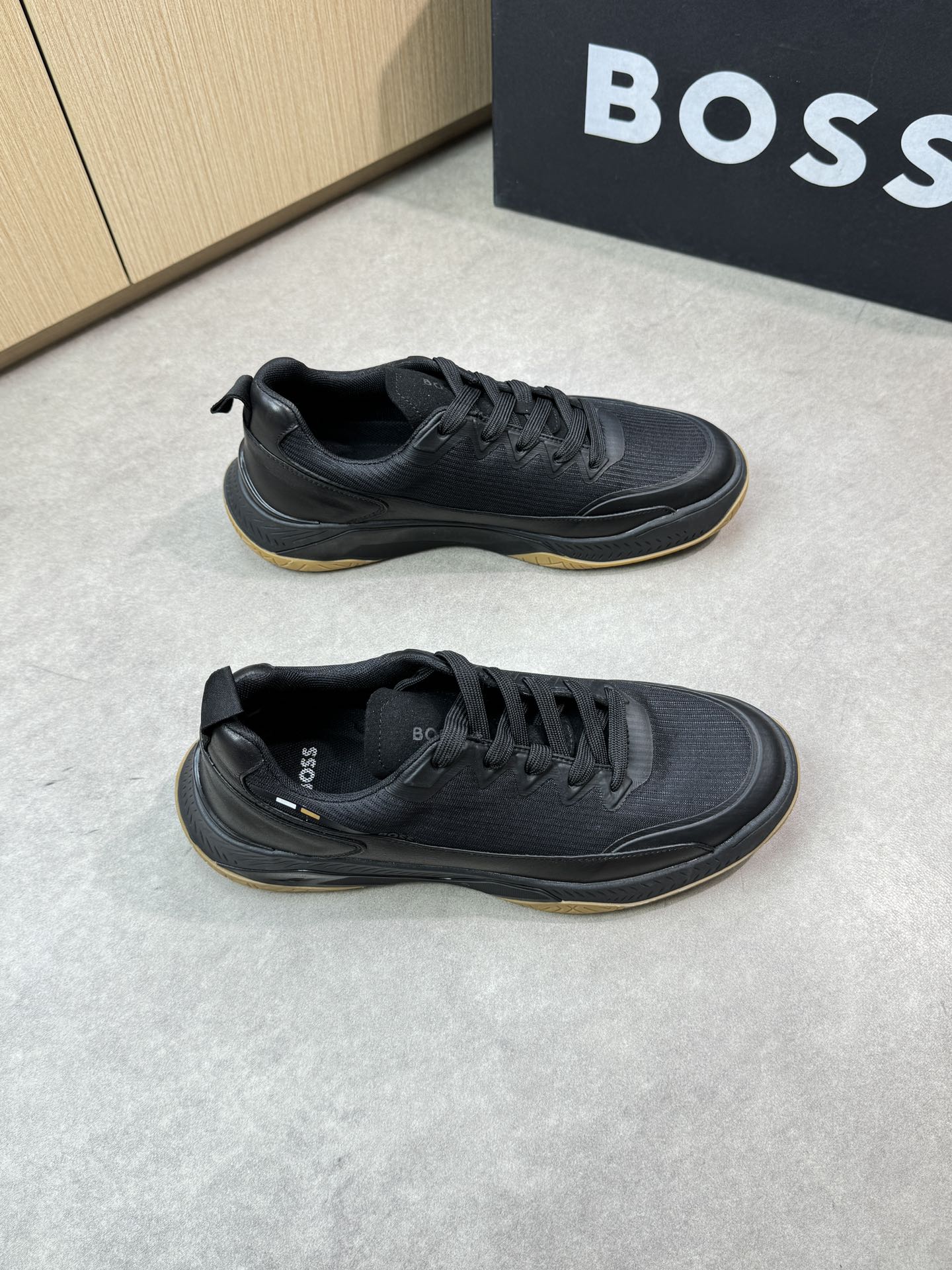 NO:348102,【BOSS】Boss - High-end quality Original single casual sneakers - Upper Napa calfskin, brand high mercerized breathable canvas. Hot craftsmanship, shoe body. Brand logo - Neil brand canvas - Outsole ultralight TPU foaming·rubber; Two-color molded outsole - Ultra-high quality control·fine workmanship highlights (high-end·noble·grade) -Size 39-44 (38,45, custom made)·0126,,sneakers,cowhide19860909【BOSS】博思 -高端品质 原单休闲运动鞋 -鞋面纳帕小牛皮、品牌高丝光透气帆布.热切工艺、鞋身.品牌logo -内里品牌帆布 -大底超轻TPU发泡·橡胶；双色成型大底 -超高品控·做工精细凸显(高端·贵气·档次) -Size 39-44（38,45,可订做)·0126,,sneakers,cowhide,Men's shoes