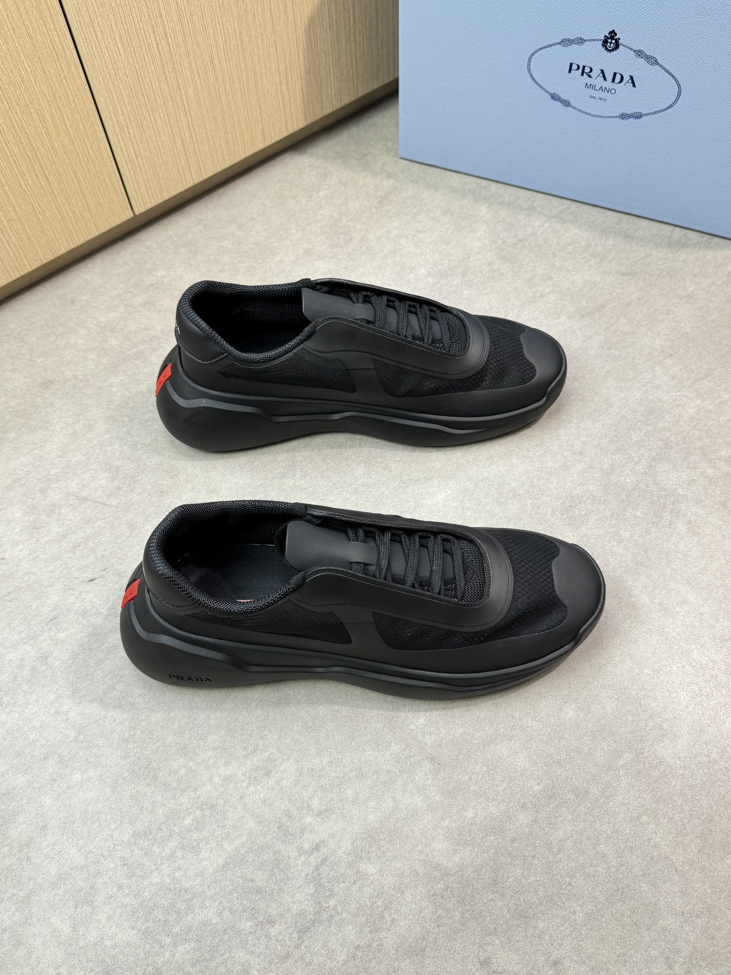 NO:348123,【PRADA】Prada - High-end quality Original single casual sneakers - Upper Napa calfskin, brand high mercerized canvas cloth, shoe body hot craftsmanship - Neil brand canvas - Outsole ultralight TPR·rubber; Two-color molded outsole - Ultra-high quality control·fine workmanship highlighted (high-end, noble, grade) -Size 39-44 (38,45, custom made)·0126,,prada,prada,sneakers,cowhide19860909【PRADA】普拉达  -高端品质 原单休闲运动鞋 -鞋面纳帕小牛皮、品牌高丝光帆布布匹、鞋身热切工艺 -内里品牌帆布 -大底超轻TPR·橡胶；双色成型大底 -超高品控·做工精细凸显(高端·贵气·档次) -Size 39-44（38,45,可订做)·0126,,prada,prada,sneakers,cowhide,Men's shoes