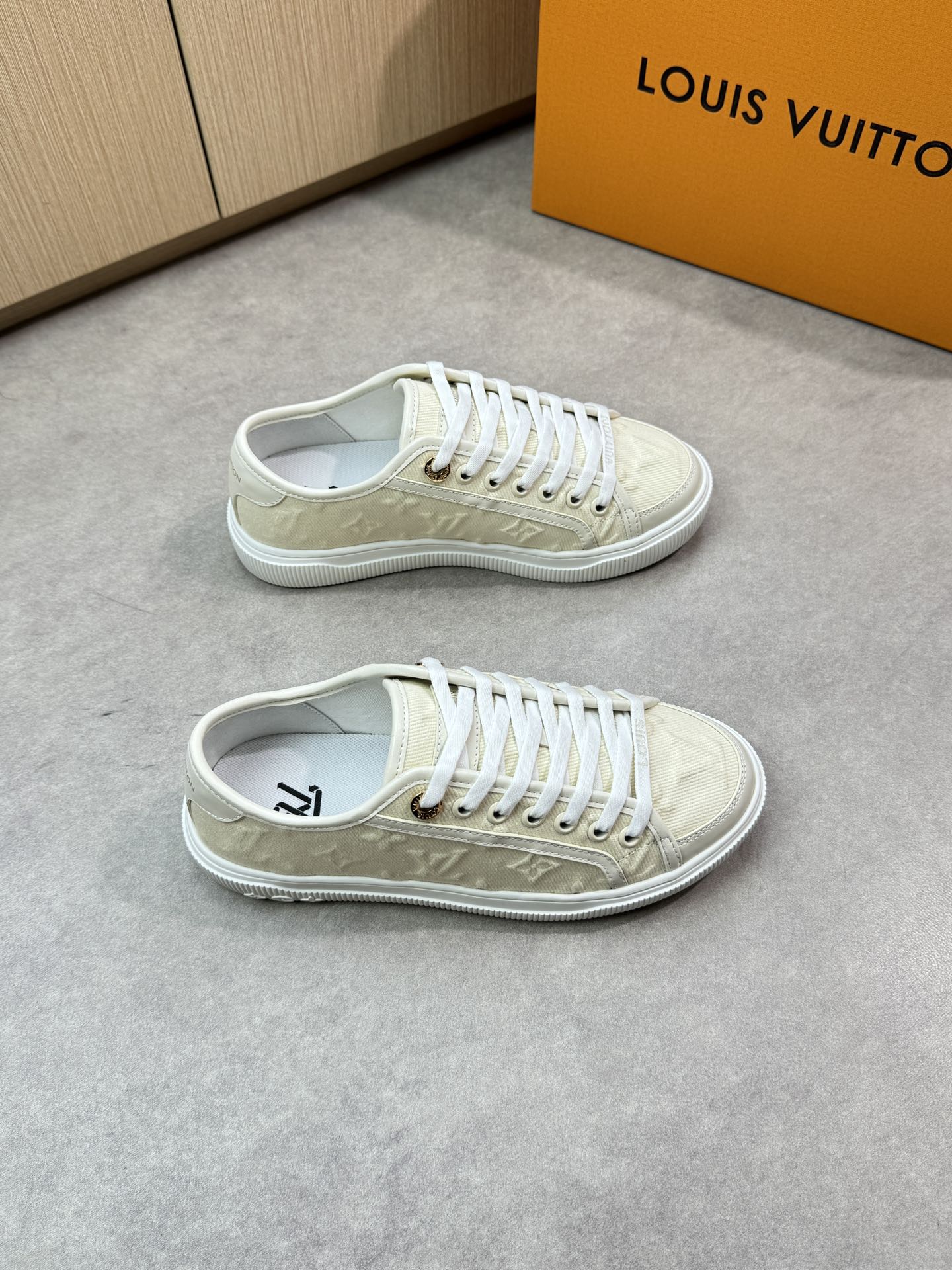 NO:348358,【Louis Vuitton】Louis Vuitton - High-end quality original couple outfit Casual sports shoes - Upper Napa calfskin, air-pressure brand totem cloth, tongue. Heel; Silk-print brand logo - Inner water-dyed cowhide, footbed; Brand canvas - Outsole ultra-light TPR·rubber; Formed sole - Ultra-high quality control·fine workmanship highlight (high-end, noble, grade) -Size Men and women's same style 36-44 (female 35, 40, 41, men 45, 46, 47, can be customized)·L5355,,louis vuitton,louis vuitton,cowhide19860909【Louis Vuitton】路易威登 -高端品质 原单 情侣装 休闲运动板鞋 -鞋面纳帕小牛皮、空压品牌图腾布匹、鞋舌.后跟；丝印品牌Logo -内里水染牛皮,垫脚；品牌帆布 -大底超轻TPR·橡胶；成型大底 -超高品控·做工精细凸显(高端·贵气·档次) -Size 男女同款36-44（女35,40,41,男45,46,47,可订做)·L5355,,louis vuitton,louis vuitton,cowhide,Men's shoes