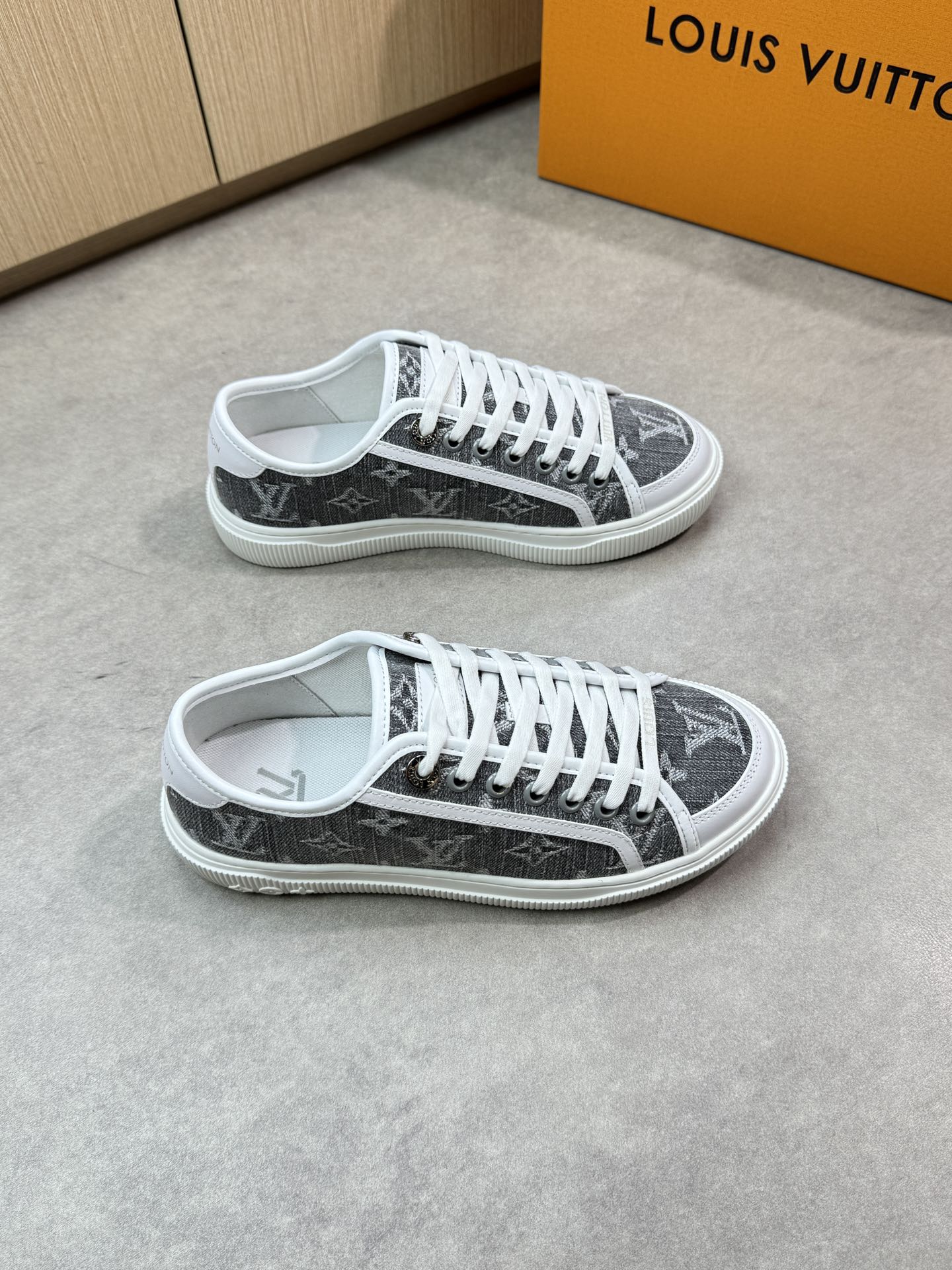 NO:348382,【Louis Vuitton】Louis Vuitton - High-end quality original couple outfit Casual sports shoes - Upper Napa calfskin, brand totem cloth, tongue. Heel; Silk-print brand logo - Inner water dyed cowhide, footbed; Brand canvas - Outsole ultra-light TPR·rubber; Formed sole - Ultra-high quality control·fine workmanship highlight (high-end, noble, grade) -Size Men and women's same style 36-44 (female 35, 40, 41, men 45, 46, 47, can be customized)·L5355,,louis vuitton,louis vuitton,cowhide19860909【Louis Vuitton】路易威登 -高端品质 原单 情侣装 休闲运动板鞋 -鞋面纳帕小牛皮、品牌图腾布匹、鞋舌.后跟；丝印品牌Logo -内里水染牛皮,垫脚；品牌帆布 -大底超轻TPR·橡胶；成型大底 -超高品控·做工精细凸显(高端·贵气·档次) -Size 男女同款36-44（女35,40,41,男45,46,47,可订做)·L5355,,louis vuitton,louis vuitton,cowhide,Men's shoes