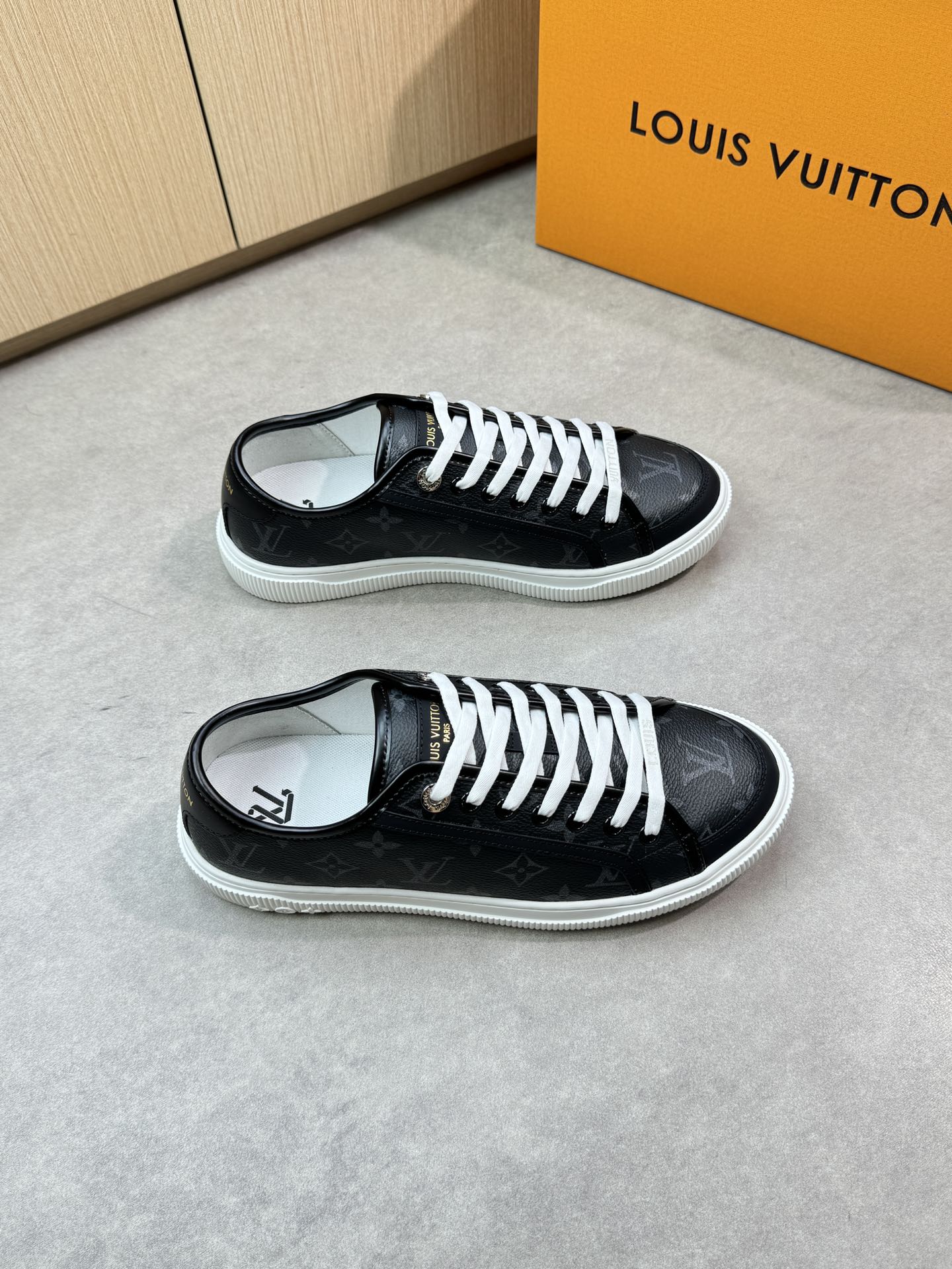 NO:348398,【Louis Vuitton】Louis Vuitton - High-end quality original couple outfit Casual sports shoes - Upper Napa calfskin, brand totem PVC leather, tongue. Heel; Silk-print brand logo - Inner water dyed cowhide, footbed; Brand canvas - Outsole ultra-light TPR·rubber; molded outsole - Ultra-high quality control·fine workmanship highlight (high-end, noble, grade) -Size Men and women's same style 36-44 (women 35, 40, 41, men 45, 46, 47, can be customized)·L5355,,louis vuitton,louis vuitton,cowhide19860909【Louis Vuitton】路易威登 -高端品质 原单 情侣装 休闲运动板鞋 -鞋面纳帕小牛皮、品牌图腾PVC皮料、鞋舌.后跟；丝印品牌Logo -内里水染牛皮,垫脚；品牌帆布 -大底超轻TPR·橡胶；成型大底 -超高品控·做工精细凸显(高端·贵气·档次) -Size 男女同款36-44（女35,40,41,男45,46,47,可订做)·L5355,,louis vuitton,louis vuitton,cowhide,Men's shoes
