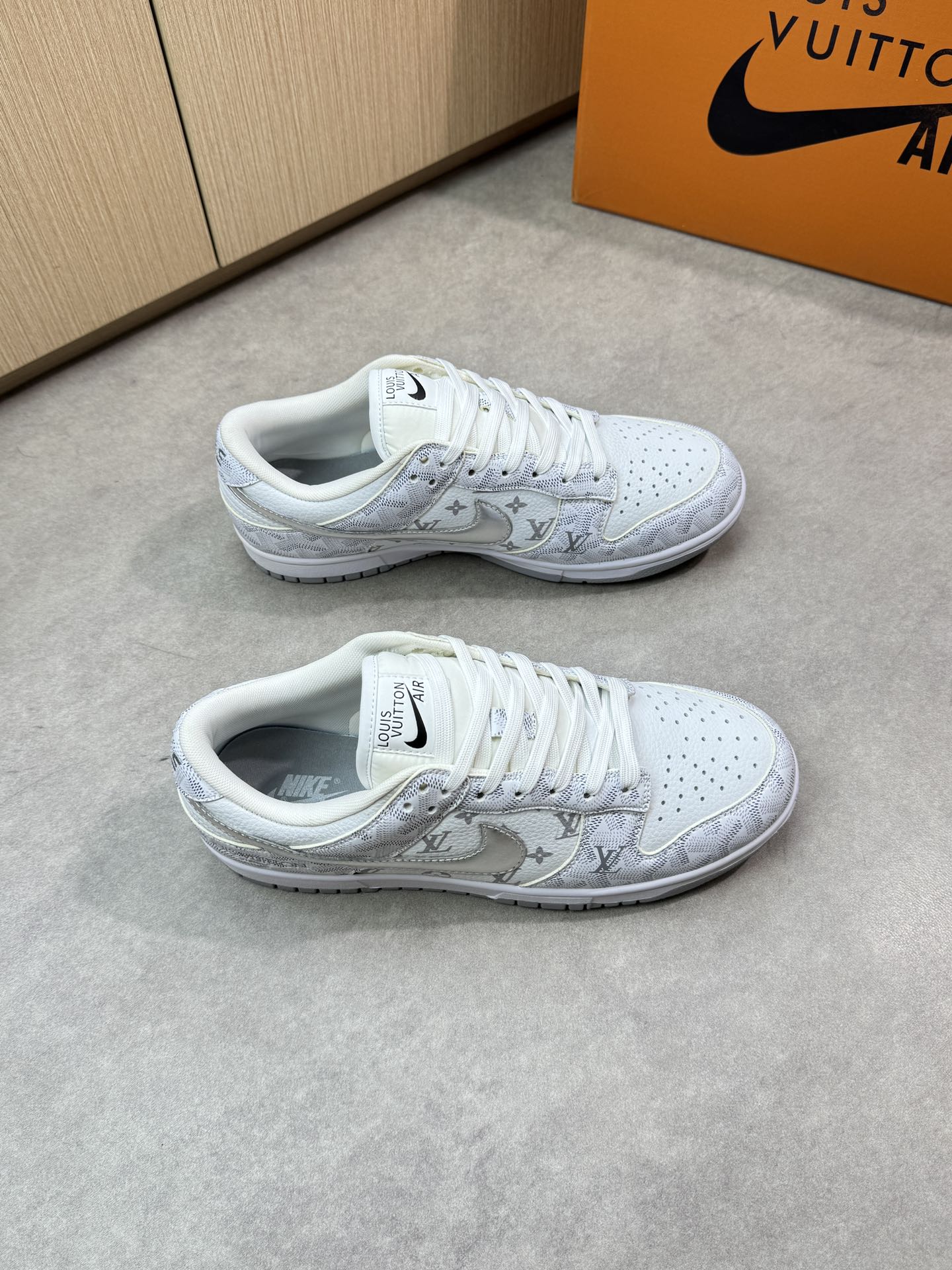 NO:348422,【Louis Vuitton-AIR】Louis Vuitton co-branded model - high-end quality original single casual sports shoes - upper lychew calfskin, Napa calfskin color printing brand totem, shoe tongue. Brand cloth, heel. Embroidery brand logo - inner high elastic cloth - outsole original TPR·rubber·dual-color molded outsole - ultra-high quality control·fine workmanship·highlight (high-end·noble·grade) -Size39-44 (38,45,46, custom made)·0150,,louis vuitton,louis vuitton,cowhide19860909【Louis Vuitton-AIR】路易威登 联名款 -高端品质 原单休闲运动板鞋 -鞋面荔纹小牛皮、纳帕小牛皮彩印品牌图腾、鞋舌.品牌布标、后跟.刺绣品牌logo -内里高弹力布匹 -大底原版TPR·橡胶·双色成型大底 -超高品控·做工精细·凸显(高端·贵气·档次) -Size39-44（38,45,46,可订做)·0150,,louis vuitton,louis vuitton,cowhide,Men's shoes