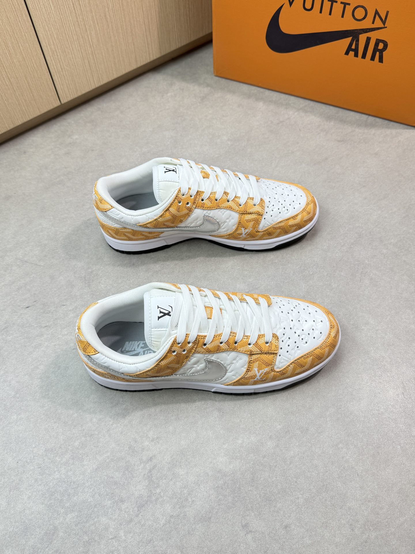 NO:348431,【Louis Vuitton-AIR】Louis Vuitton co-branded model - high-end quality original single casual sports shoes - upper Napa calfskin. Air compressed brand totem, Napa calfskin color printing brand totem, shoe tongue. Brand cloth, heel. Embroidery brand logo - inner high elastic cloth - outsole original TPR·rubber·dual-color molded outsole - ultra-high quality control·fine workmanship·highlight (high-end·noble·grade) -Size39-44 (38,45,46, custom made)·0150,,louis vuitton,louis vuitton,cowhide19860909【Louis Vuitton-AIR】路易威登 联名款 -高端品质 原单休闲运动板鞋 -鞋面纳帕小牛皮.空压品牌图腾、纳帕小牛皮彩印品牌图腾、鞋舌.品牌布标、后跟.刺绣品牌logo -内里高弹力布匹 -大底原版TPR·橡胶·双色成型大底 -超高品控·做工精细·凸显(高端·贵气·档次) -Size39-44（38,45,46,可订做)·0150,,louis vuitton,louis vuitton,cowhide,Men's shoes