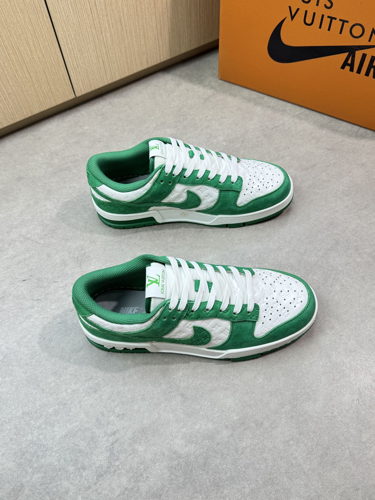 NO:348453,【Louis Vuitton-AIR】Louis Vuitton co-branded model - high-end quality original single casual sports shoes - upper Napa calfskin, matte calfskin, air-pressure brand totem, shoe tongue. Brand cloth, heel. Embroidery brand logo - inner high elastic cloth - outsole original TPR·rubber·dual-color molded outsole - ultra-high quality control·fine workmanship·highlight (high-end·noble·grade) -Size39-44 (38,45,46, custom made)·0150,,louis vuitton,louis vuitton,cowhide19860909【Louis Vuitton-AIR】路易威登 联名款 -高端品质 原单休闲运动板鞋 -鞋面纳帕小牛皮、磨砂小牛皮、空压品牌图腾、鞋舌.品牌布标、后跟.刺绣品牌logo -内里高弹力布匹 -大底原版TPR·橡胶·双色成型大底 -超高品控·做工精细·凸显(高端·贵气·档次) -Size39-44（38,45,46,可订做)·0150,,louis vuitton,louis vuitton,cowhide,Men's shoes