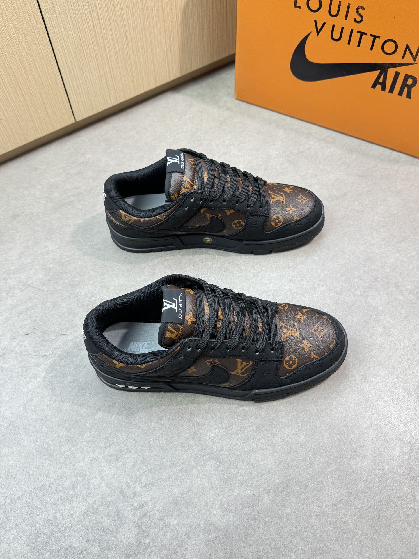 NO:348302,【Louis Vuitton-AIR】Louis Vuitton co-branded model - high-end quality original single casual sports shoes - upper brand totem PVC, matte calfskin, air compressed brand totem, tongue. Brand cloth, heel. Embroidery brand logo - inner high elastic cloth - outsole original TPR·rubber·dual-color molded outsole - ultra-high quality control·fine workmanship·highlight (high-end·noble·grade) -Size39-44 (38,45,46, custom made)·0150,,louis vuitton,louis vuitton,cowhide19860909【Louis Vuitton-AIR】路易威登 联名款 -高端品质 原单休闲运动板鞋 -鞋面品牌图腾PVC、磨砂小牛皮、空压品牌图腾、鞋舌.品牌布标、后跟.刺绣品牌logo -内里高弹力布匹 -大底原版TPR·橡胶·双色成型大底 -超高品控·做工精细·凸显(高端·贵气·档次) -Size39-44（38,45,46,可订做)·0150,,louis vuitton,louis vuitton,cowhide,Men's shoes