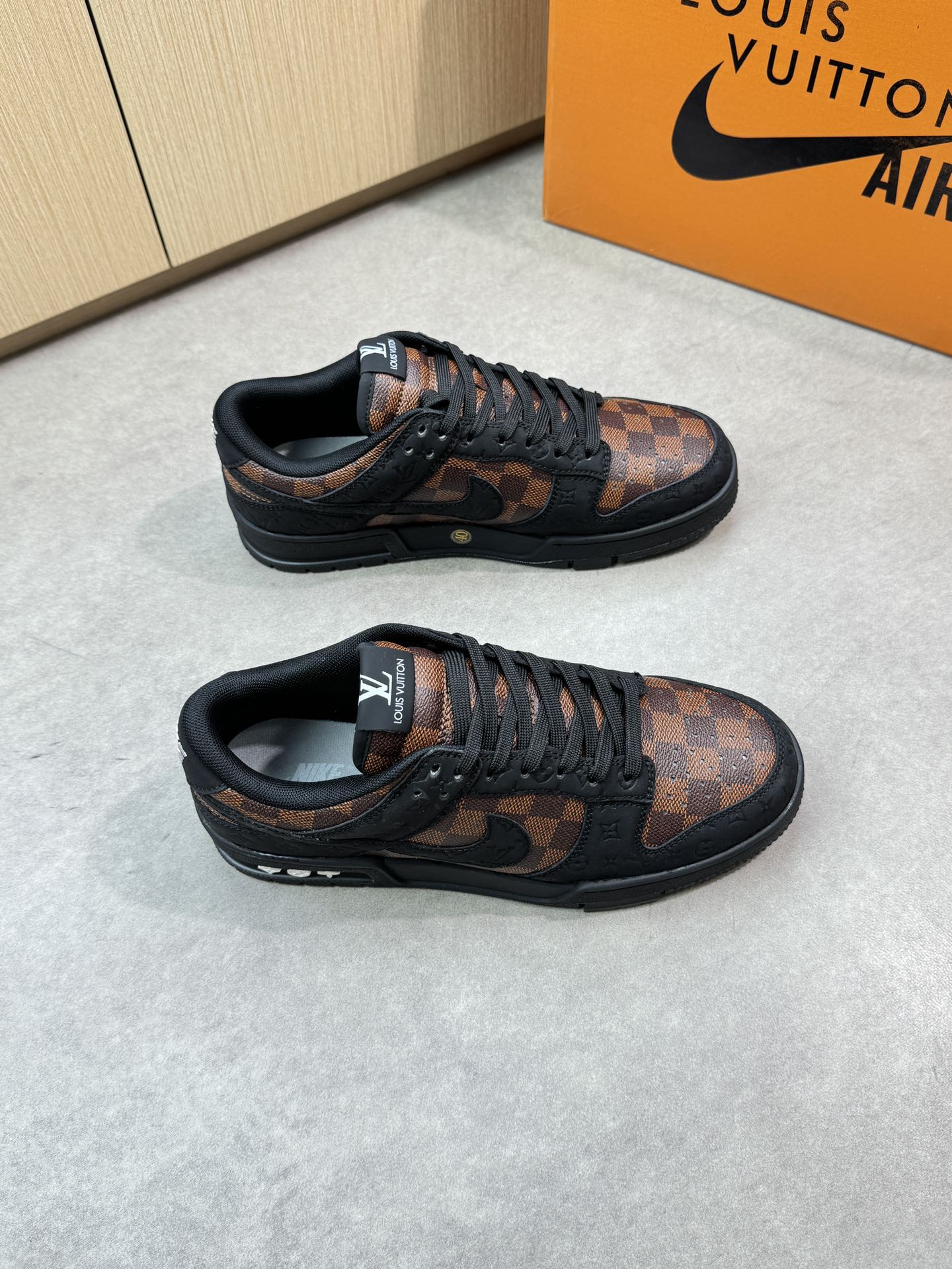 NO:348320,【Louis Vuitton-AIR】Louis Vuitton co-branded model - high-end quality original single casual sports shoes - upper brand totem PVC, Napa calfskin, air compressed brand totem, tongue. Brand cloth, heel. Embroidery brand logo - inner high elastic cloth - outsole original TPR·rubber·dual-color molded outsole - ultra-high quality control·fine workmanship·highlight (high-end·noble·grade) -Size39-44 (38,45,46, custom made)·0150,,louis vuitton,louis vuitton,cowhide19860909【Louis Vuitton-AIR】路易威登 联名款 -高端品质 原单休闲运动板鞋 -鞋面品牌图腾PVC、纳帕小牛皮、空压品牌图腾、鞋舌.品牌布标、后跟.刺绣品牌logo -内里高弹力布匹 -大底原版TPR·橡胶·双色成型大底 -超高品控·做工精细·凸显(高端·贵气·档次) -Size39-44（38,45,46,可订做)·0150,,louis vuitton,louis vuitton,cowhide,Men's shoes