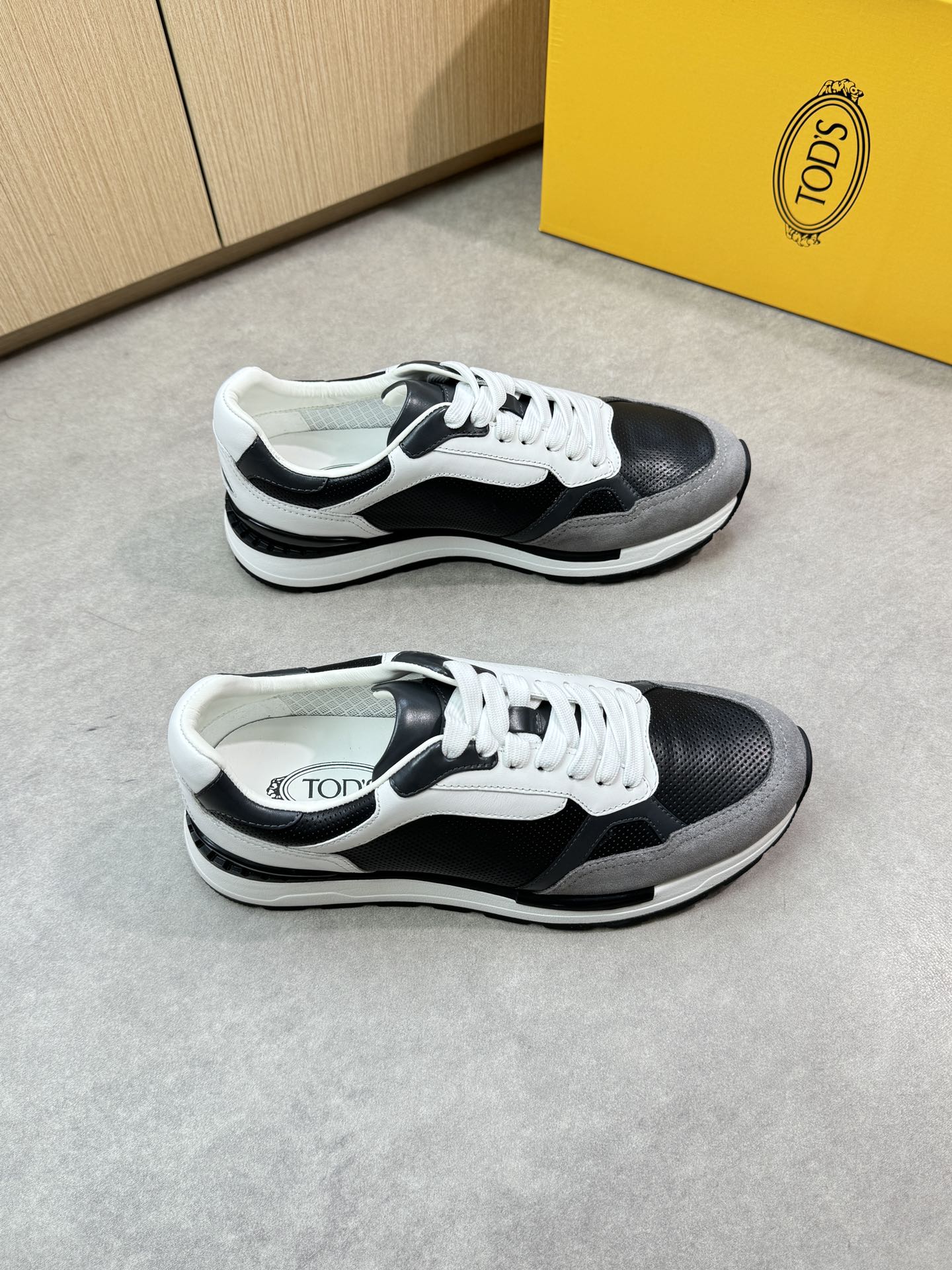 NO:348336,【TOD's】Todds - High-end quality Original single casual sneakers - Upper Napa calfskin, punched calfskin, reverse velvet calfskin, perfect splicing - Inner water dyed cowhide - Outsole ultralight TPU foaming·rubber; Two-color molded sole - Ultra-high quality control·fine workmanship highlighted (high-end·noble·grade) -Size 39-44 (38,45, custom made)·0444,,Tod's,sneakers,cowhide19860909【TOD's】托德斯 -高端品质 原单休闲运动鞋 -鞋面纳帕小牛皮、打孔小牛皮、反绒小牛皮、完美拼接 -内里水染牛皮 -大底超轻TPU发泡·橡胶；双色成型大底 -超高品控·做工精细凸显(高端·贵气·档次) -Size 39-44（38,45,可订做)·0444,,Tod's,sneakers,cowhide,Men's shoes