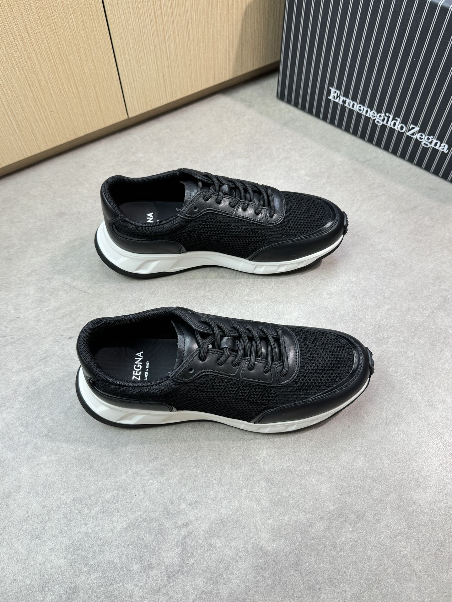 NO:348375,【Zegna】Jenia - High-end quality Original single casual sneakers - Upper Napa calfskin, brand totem knitted cloth, perfect splicing - Neil brand canvas, foot pads; water dyed cowhide - Outsole ultralight TPU foam·Rubber two-color molded outsole - Ultra-high quality control·fine workmanship highlighting (high-end, noble, grade) -Size 39-44 (38,45, custom made)·0444,,zegna,sneakers,cowhide19860909【Zegna】杰尼亚 -高端品质 原单休闲运动鞋 -鞋面纳帕小牛皮、品牌图腾针织布匹、完美拼接 -内里品牌帆布,垫脚；水染牛皮 -大底超轻TPU发泡·橡胶双色成型大底 -超高品控·做工精细凸显(高端·贵气·档次) -Size 39-44（38,45,可订做)·0444,,zegna,sneakers,cowhide,Men's shoes