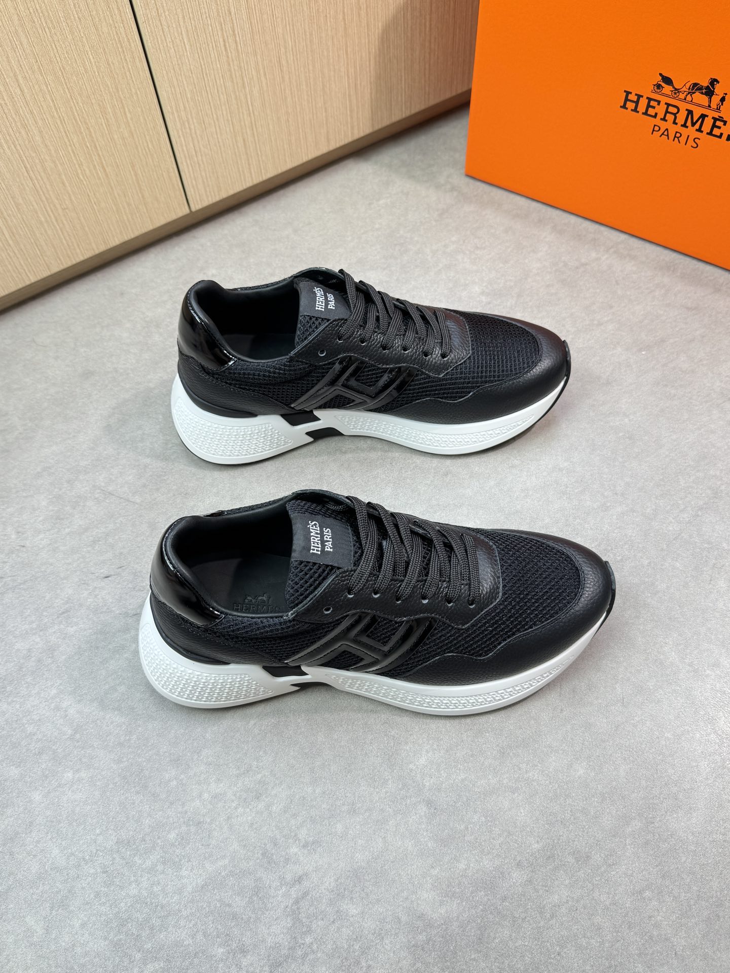 NO:348395,【HERMES】HERMES - High-end quality Original single casual sports shoes - upper lying calfskin, brand high mercerized hollow mesh canvas, shoe body sewing brand H totem, shoe tongue brand logo cloth - inner water dyed cowhide - outsole ultralight TPU foaming·rubber; two-color molded sole - ultra high quality control·fine workmanship highlighted (high-end·noble·grade) -Size 39-44 (38,45, custom made)·H0118,,hermes,hermes,sneakers,cowhide19860909【 HERMES】爱马仕 -高端品质 原单休闲运动鞋 -鞋面荔纹小牛皮、品牌高丝光镂空网帆布、鞋身车缝品牌H图腾、鞋舌品牌logo布标 -内里水染牛皮 -大底超轻TPU发泡·橡胶；双色成型大底 -超高品控·做工精细凸显(高端·贵气·档次) -Size 39-44（38,45,可订做)·H0118,,hermes,hermes,sneakers,cowhide,Men's shoes