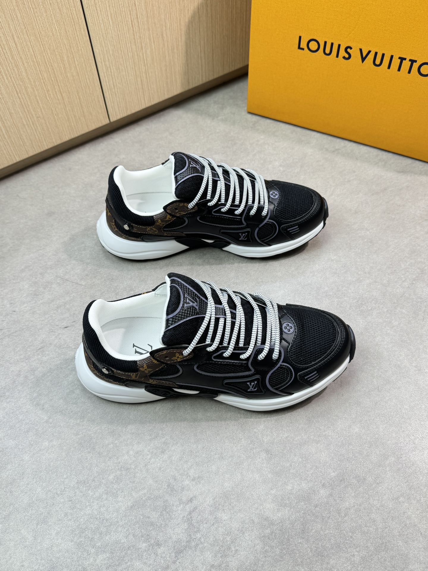 NO:349160,【Louis Vuitton】Louis Vuitton - High-end quality Original single couple casual sneakers - Upper environmentally friendly cowhide, brand hollow mesh canvas, shoe body air compressor brand totem, tongue. Heel; silk screen high Zhoubo brand logo - inner lining brand canvas - outsole ultra-light TPU foam. Rubber; two-color molded outsole - ultra-high quality control · fine workmanship highlighted (high-end · noble · grade) -Size Men and women's same style 35-44 (female 35, 40, men 38, 45, can be customized)·L3396,,louis vuitton,louis vuitton,sneakers,cowhide19860909【Louis Vuitton】路易威登 -高端品质 原单情侣装休闲运动鞋 -鞋面环保牛皮、品牌镂空网帆布、鞋身空压品牌图腾、鞋舌.后跟；丝印高周波品牌logo -内里品牌帆布 -大底超轻TPU发泡.橡胶; 双色成型大底 -超高品控·做工精细凸显(高端·贵气·档次) -Size 男女同款35-44（女35,40,男38,45,可订做)·L3396,,louis vuitton,louis vuitton,sneakers,cowhide,Men's shoes