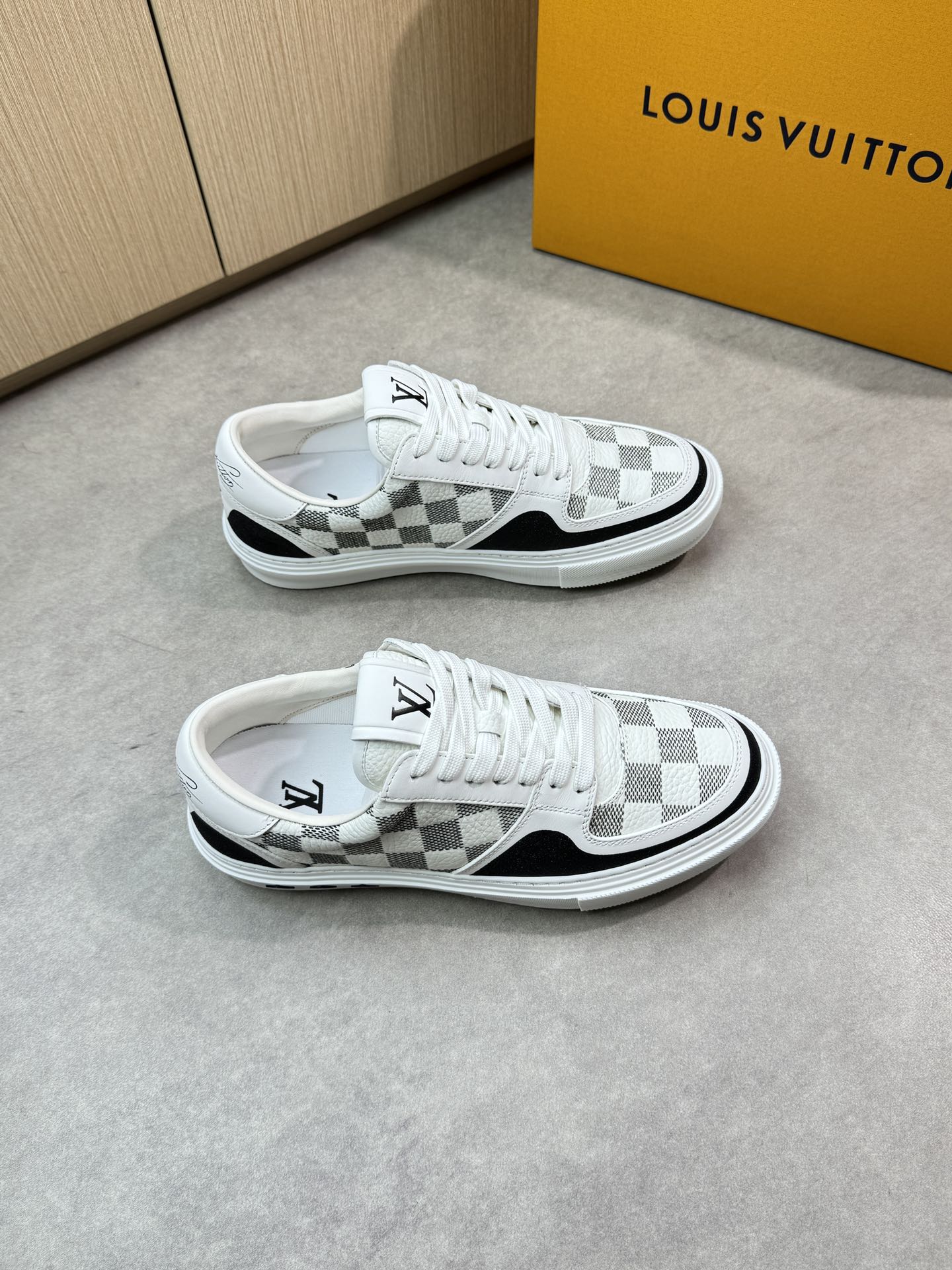 NO:349176,【Louis Vuitton】Louis Vuitton - High-end quality Original single casual sports shoes - Upper Napa calfskin. Silk-print brand totem, lychee calfskin color printing brand totem, tongue. Heel silk-print high Zhoubo brand logo - Inner water dye cowhide, footbed; Brand canvas - Outsole ultra-light TPR·rubber; Two-color molded sole - Ultra-high quality control·fine workmanship highlight (high-end, noble, grade) -Size 39-44 (38,45, custom made)·L0111,,louis vuitton,louis vuitton,cowhide19860909【Louis Vuitton】路易威登 -高端品质 原单休闲运动板鞋 -鞋面纳帕小牛皮.丝印品牌图腾、荔纹小牛皮彩印品牌图腾、鞋舌.后跟丝印高周波品牌logo -内里水染牛皮,垫脚；品牌帆布 -大底超轻TPR·橡胶；双色成型大底 -超高品控·做工精细凸显(高端·贵气·档次) -Size 39-44（38,45,可订做)·L0111,,louis vuitton,louis vuitton,cowhide,Men's shoes