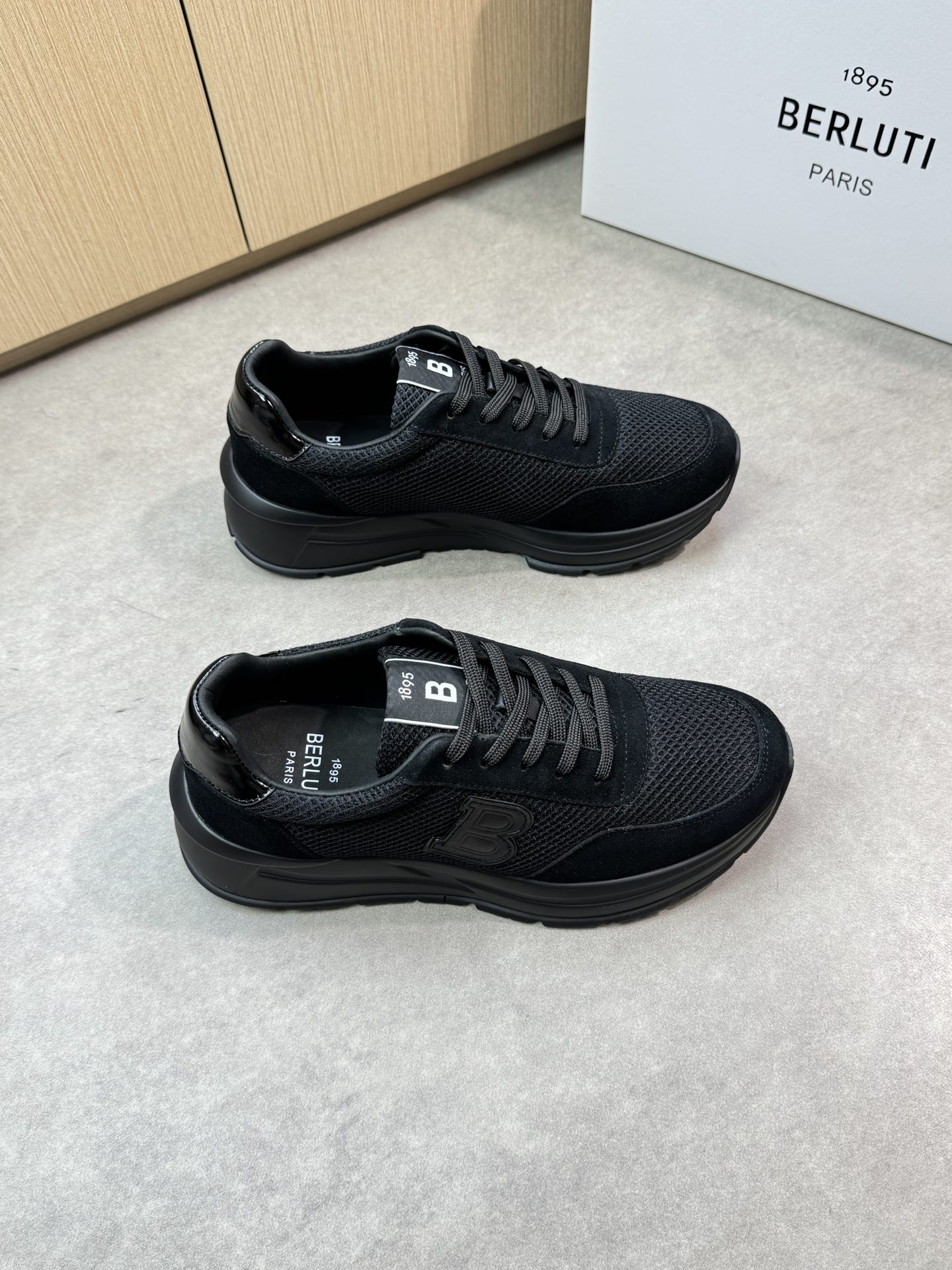 NO:349201,【Berluti】Berluti (Bruti) - High-end quality Original single casual sports shoes - Imported back-velvet calfskin on the upper, brand hollow mesh canvas, shoe body sewing air compressor brand totem, shoe tongue brand cloth - Inner water dyed cowhide - Outsole ultralight TPU foaming·rubber; Two-color molded sole - Ultra-high quality control·fine workmanship highlights (high-end·noble·grade) -Size 39-44 (38,45, size can be customized)·B0118,,sneakers,cowhide19860909【 Berluti】伯尔鲁帝(布鲁提)  -高端品质 原单休闲运动鞋 -鞋面进口反绒小牛皮、品牌镂空网帆布、鞋身车缝空压品牌图腾、鞋舌品牌布标 -内里水染牛皮 -大底超轻TPU发泡·橡胶；双色成型大底 -超高品控·做工精细凸显( 高端·贵气·档次 ) -Size 39-44（38,45,码可订做)·B0118,,sneakers,cowhide,Men's shoes