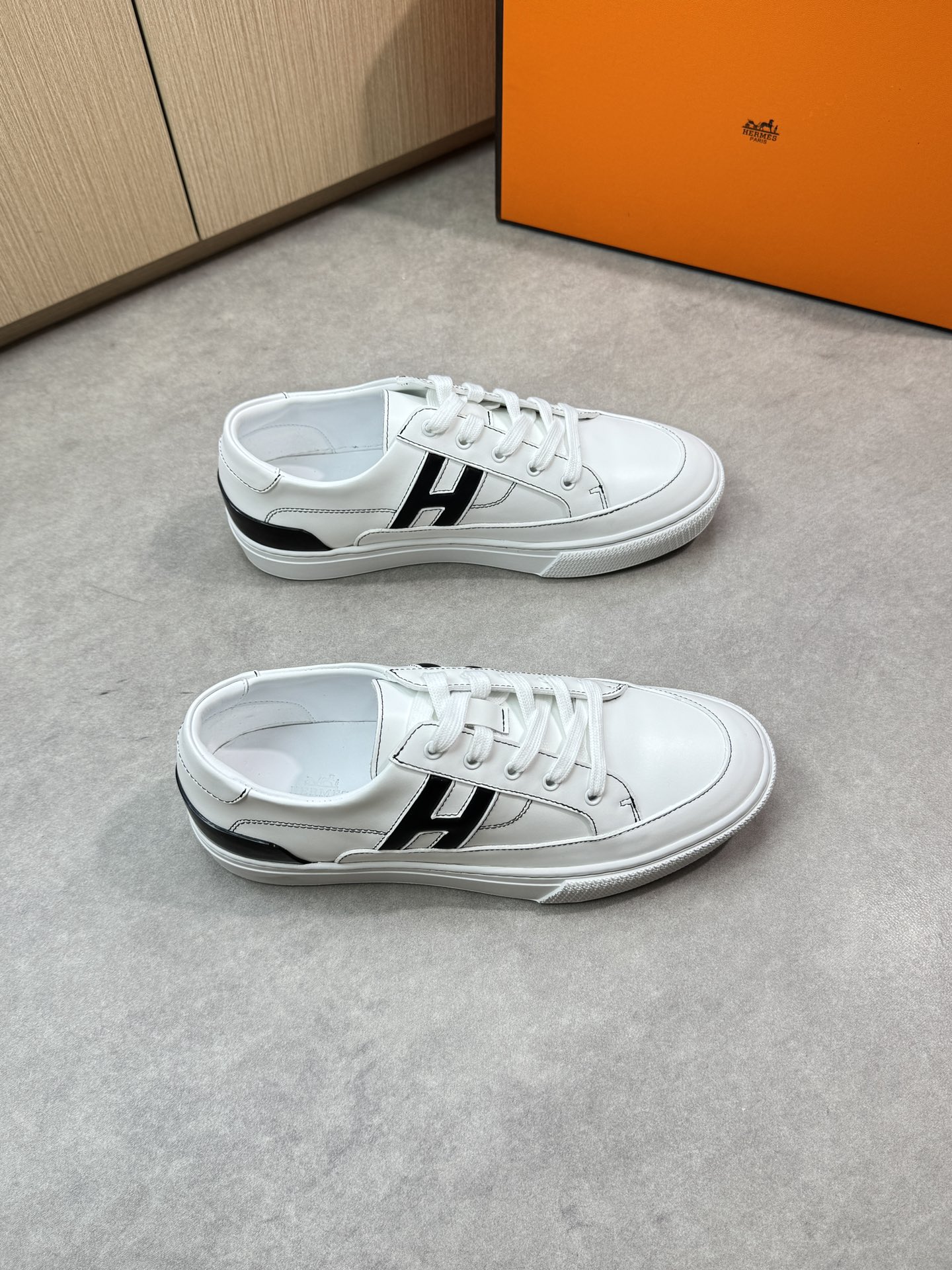 NO:349451,【HERMES】HERMES - High-end quality Original single casual half-pallet shoes - Upper Napa calfskin, shoe body sewing brand 'H' totem - Inner water dyed cowhide - Outsole original TPR. Rubber·Double-color molded outsole - Ultra-high quality control·fine workmanship highlighted (high-end·noble·grade) -Size 39-44 (38,45, custom made)·H0116,,hermes,hermes,cowhide19860909【 HERMES】爱马仕 -高端品质 原单休闲半托板鞋 -鞋面纳帕小牛皮、鞋身车缝品牌'H'图腾 -内里水染牛皮 -大底原版TPR.橡胶·双色成型大底 -超高品控·做工精细凸显(高端·贵气·档次) -Size 39-44（38,45,可订做)·H0116,,hermes,hermes,cowhide,Men's shoes