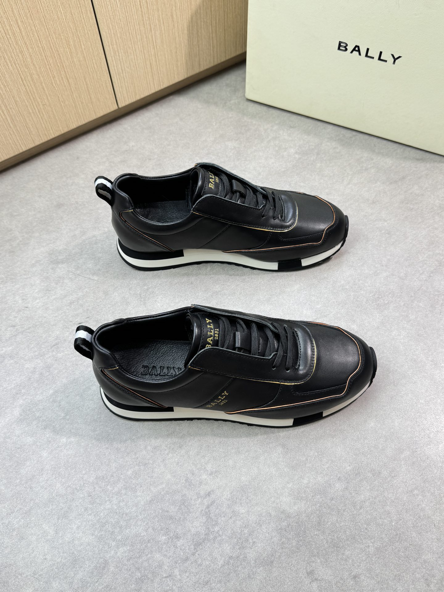 NO:349469,【BALLY】Barley - High-end quality Original single casual sneakers - Upper imported Napa calfskin, car edge craftsmanship, reverse velvet calfskin body. Shoe tongue; Silk-printed high Zhoubo brand logo - Inner water dyed cowhide - Outsole ultra-light wear-resistant velvet rubber; Combined molding two-color outsole - Ultra-high quality control · fine workmanship highlighted (high-end · noble · grade) -Size 39-44 (38, 45, custom made)·B5977,,bally,sneakers,cowhide19860909【 BALLY】巴利 -高端品质 原单休闲运动鞋 -鞋面进口纳帕小牛皮、车引边工艺、反绒小牛皮鞋身.鞋舌；丝印高周波品牌logo -内里水染牛皮 -大底超轻耐磨绒·橡胶；组合成型双色大底 -超高品控·做工精细凸显(高端·贵气·档次) -Size 39-44（38,45,可订做)·B5977,,bally,sneakers,cowhide,Men's shoes