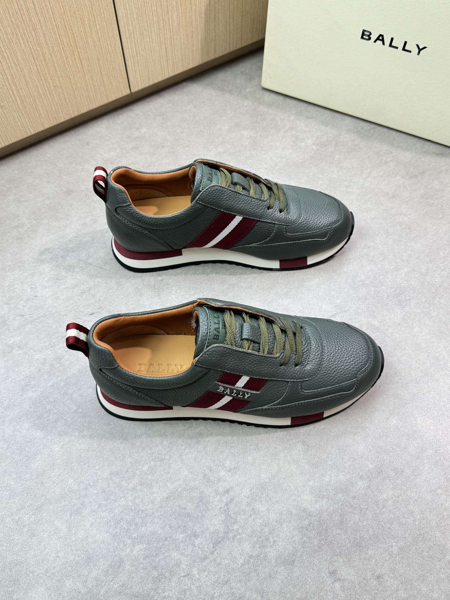 NO:349498,【BALLY】Barley - High-end quality Original single casual sneakers - Imported lychew calfskin on the upper, branded webbing brand metal fasteners, tongue of the shoe; silk screen high Zhoubo brand logo - inner water dyed cowhide - outsole ultralight wear-resistant velvet rubber; combined molding two-color outsole - ultra high quality control · fine workmanship highlighted (high-end · noble · grade) -Size 39-44 (38, 45, custom made)·B5977,,bally,sneakers,cowhide19860909【 BALLY】巴利 -高端品质 原单休闲运动鞋 -鞋面进口荔纹小牛皮、鞋身品牌织带品牌金属扣件、.鞋舌；丝印高周波品牌logo -内里水染牛皮 -大底超轻耐磨绒·橡胶；组合成型双色大底 -超高品控·做工精细凸显(高端·贵气·档次) -Size 39-44（38,45,可订做)·B5977,,bally,sneakers,cowhide,Men's shoes