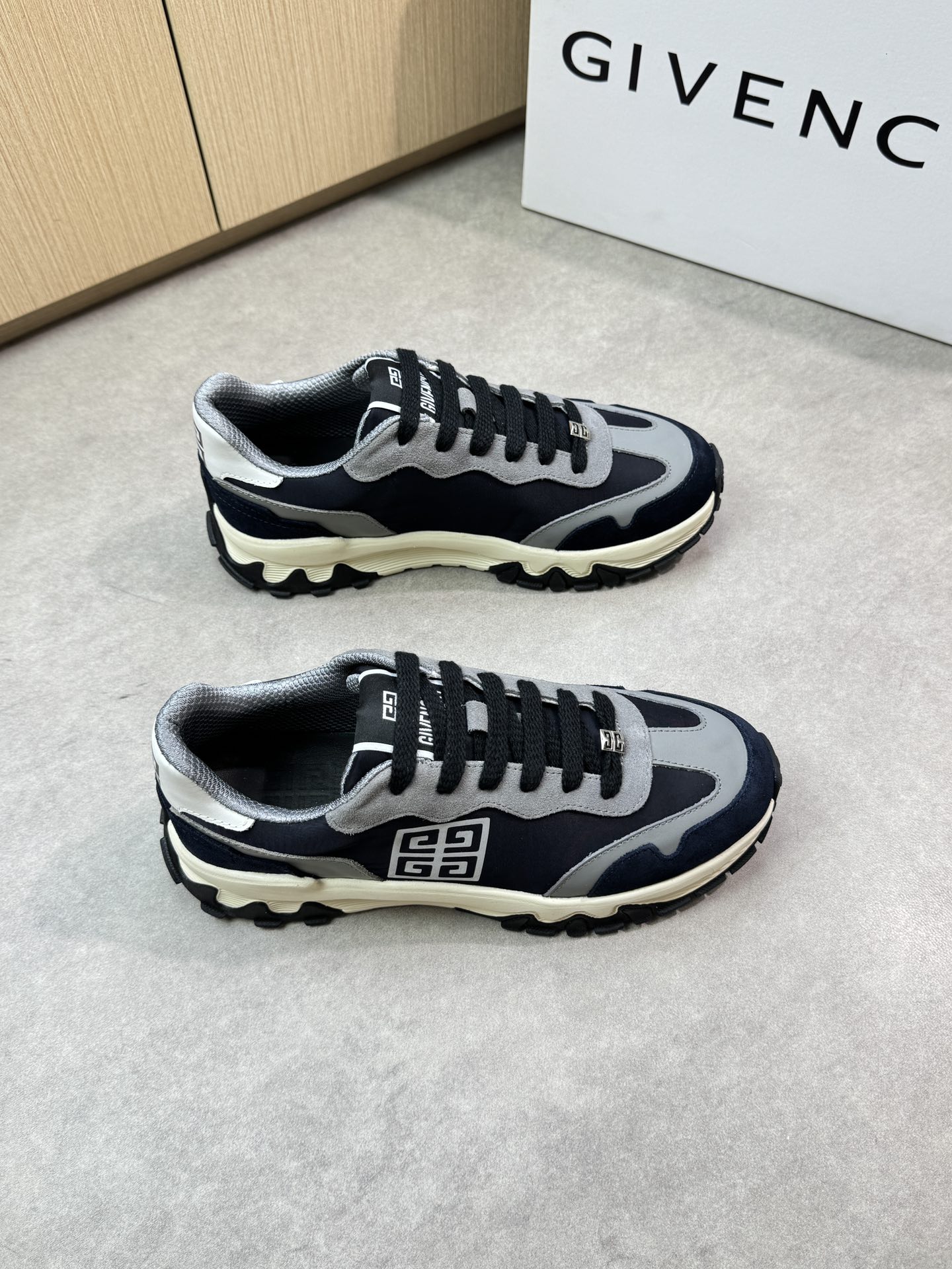 NO:349519,【GIVENCHY】Givenchy - High-end quality Original single casual sneakers - Upper; Napa calfskin, reverse velvet calfskin, brand high mercerized canvas, shoe body hot brand totem - Neli brand canvas, foot pads; Water dye cowhide - Ultra-light TPU foaming. Rubber; Two-color molded outsole - Ultra-high quality control·fine workmanship highlighting (high-end, noble, grade) -Size 39-44 (38,45, custom made)·GVC03103,,givenchy,givenchy,sneakers,cowhide19860909【GIVENCHY】纪梵希 -高端品质 原单休闲运动鞋 -鞋面；纳帕小牛皮、反绒小牛皮、品牌高丝光帆布、鞋身热切品牌图腾 -内里品牌帆布,垫脚；水染牛皮 -大底超轻TPU发泡.橡胶; 双色成型大底 -超高品控·做工精细凸显(高端·贵气·档次) -Size 39-44（38,45,可订做)·GVC03103,,givenchy,givenchy,sneakers,cowhide,Men's shoes