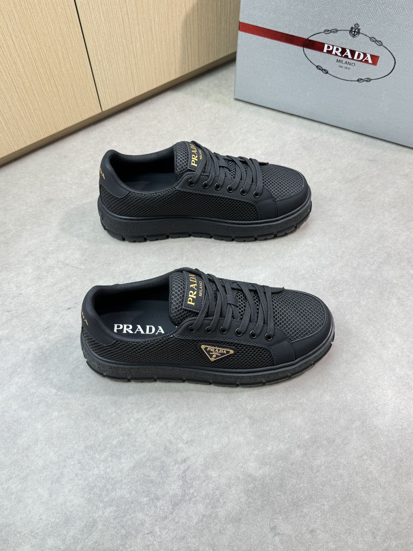 NO:349542,【PRADA】Prada - High-end quality Original single casual sneakers - upper silk calfskin, brand hollow injection molding mesh canvas, shoe body sewing brand metal fasteners - inner brand canvas, foot pads; water dyed cowhide - ultra-light TPU·foam; molded sole - ultra-high quality control, fine workmanship highlighted (high-end, noble, grade) -Size 38-44 (45, custom made)·P,,prada,prada,sneakers,cowhide19860909【 PRADA】普拉达 -高端品质 原单休闲运动鞋 -鞋面丝绸小牛皮、品牌镂空注塑网帆布、鞋身车缝品牌金属扣件 -内里品牌帆布,垫脚；水染牛皮 -大底超轻TPU·发泡; 成型大底 -超高品控·做工精细凸显(高端·贵气·档次) -Size 38-44（45,可订做)·P,,prada,prada,sneakers,cowhide,Men's shoes