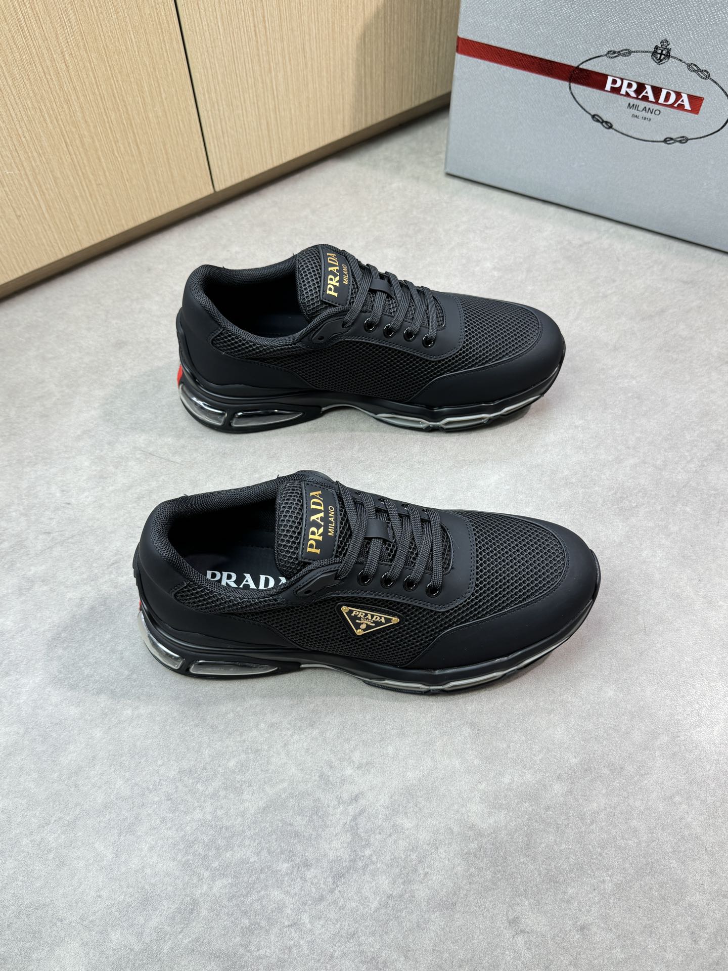NO:349570,【PRADA】Prada - High-end quality Original single casual sports shoes - upper silk calfskin, brand hollow injection molding mesh canvas, shoe body brand metal fasteners, shoe tongue. Silk-printed high Zhoubo brand logo - inner brand canvas, foot pads; water dyed cowhide - outsole ultra-light TPR airbag·rubber; two-color molded airbag outsole - ultra-high quality control·fine workmanship highlight (high-end, noble, grade) -Size 38-44 (45, custom made)·PR0135,,prada,prada,sneakers,cowhide19860909【PRADA】普拉达 -高端品质 原单休闲运动鞋 -鞋面丝绸小牛皮、品牌镂空注塑网帆布、鞋身品牌金属扣件、鞋舌.丝印高周波品牌logo -内里品牌帆布,垫脚；水染牛皮 -大底超轻TPR气囊·橡胶；双色成型气囊大底 -超高品控·做工精细凸显(高端·贵气·档次) -Size 38-44（45,可订做)·PR0135,,prada,prada,sneakers,cowhide,Men's shoes