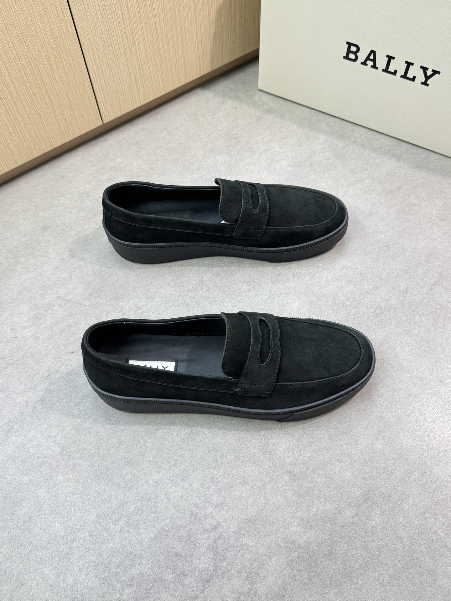 NO:349888,【Bally】Bally - High-end quality Original single casual board shoes - Upper matte calfskin, brand cross-bond decoration, shoe mouth air compressor brand logo - Inner water dye cowhide - Outsole ultra-light TPR. Rubber molded outsole - Ultra-high quality control · Fine workmanship highlighted (high-end · noble · grade) -Size 39-44 (38, 45, 46, custom made)·01462,,bally,cowhide19860909【Bally】巴利 -高端品质 原单休闲板鞋 -鞋面磨砂小牛皮、品牌横担装饰、鞋口空压品牌logo -内里水染牛皮 -大底超轻TPR.橡胶成型大底 -超高品控·做工精细凸显(高端·贵气·档次) -Size 39-44（38、45、46、可订做)·01462,,bally,cowhide,Men's shoes