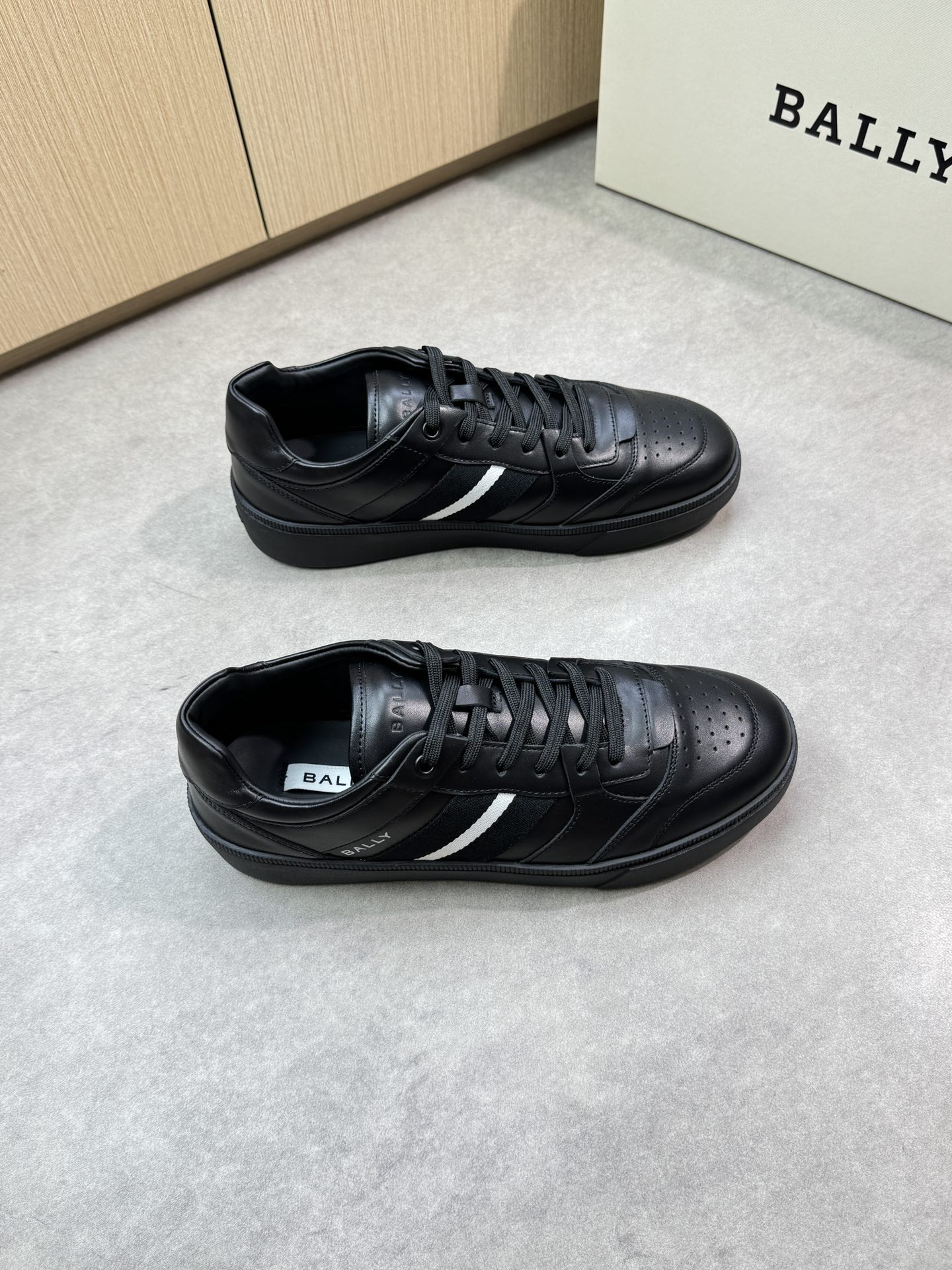 NO:349908,【Bally】Bally - High-end quality Original single casual sports shoes - Upper Napa calfskin, shoe body brand webbing, silk-print brand logo - Inner water dyed cowhide - Outsole ultra-light TPR. Rubber molded outsole - Ultra-high quality control · Fine workmanship highlighted (high-end · noble · grade) -Size 39-44 (38, 45, 46, custom made)·01462,,bally,cowhide19860909【Bally】巴利 -高端品质 原单休闲运动板鞋 -鞋面纳帕小牛皮、鞋身品牌织带、丝印品牌logo -内里水染牛皮 -大底超轻TPR.橡胶成型大底 -超高品控·做工精细凸显(高端·贵气·档次) -Size 39-44（38、45、46、可订做)·01462,,bally,cowhide,Men's shoes