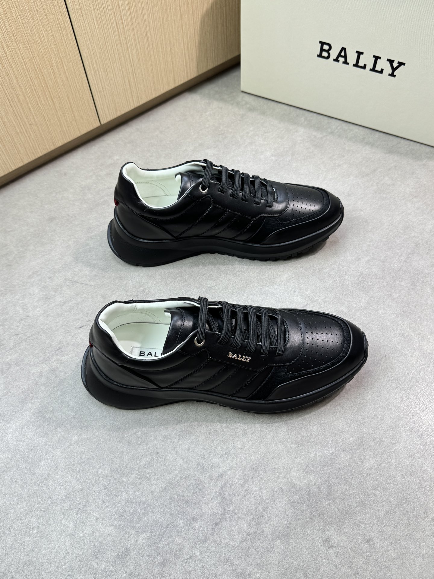 NO:349924,【Bally】Bally - High-end quality Original single casual sneakers - Upper Napa calfskin, shoe body brand metal logo fastener, shoe tongue air compressor brand logo, heel brand webbing - Inner water dye cowhide - Outsole ultra-light TPU foam. Rubber two-color molded outsole - Ultra-high quality control·fine workmanship highlighted (high-end, noble, grade) -Size 39-44 (38, 45, 46, custom made)·01462,,bally,sneakers,cowhide19860909【Bally】巴利 -高端品质 原单休闲运动鞋 -鞋面纳帕小牛皮、鞋身品牌金属logo扣件、鞋舌空压品牌logo、后跟品牌织带 -内里水染牛皮 -大底超轻TPU发泡.橡胶双色成型大底 -超高品控·做工精细凸显(高端·贵气·档次) -Size 39-44（38、45、46、可订做)·01462,,bally,sneakers,cowhide,Men's shoes