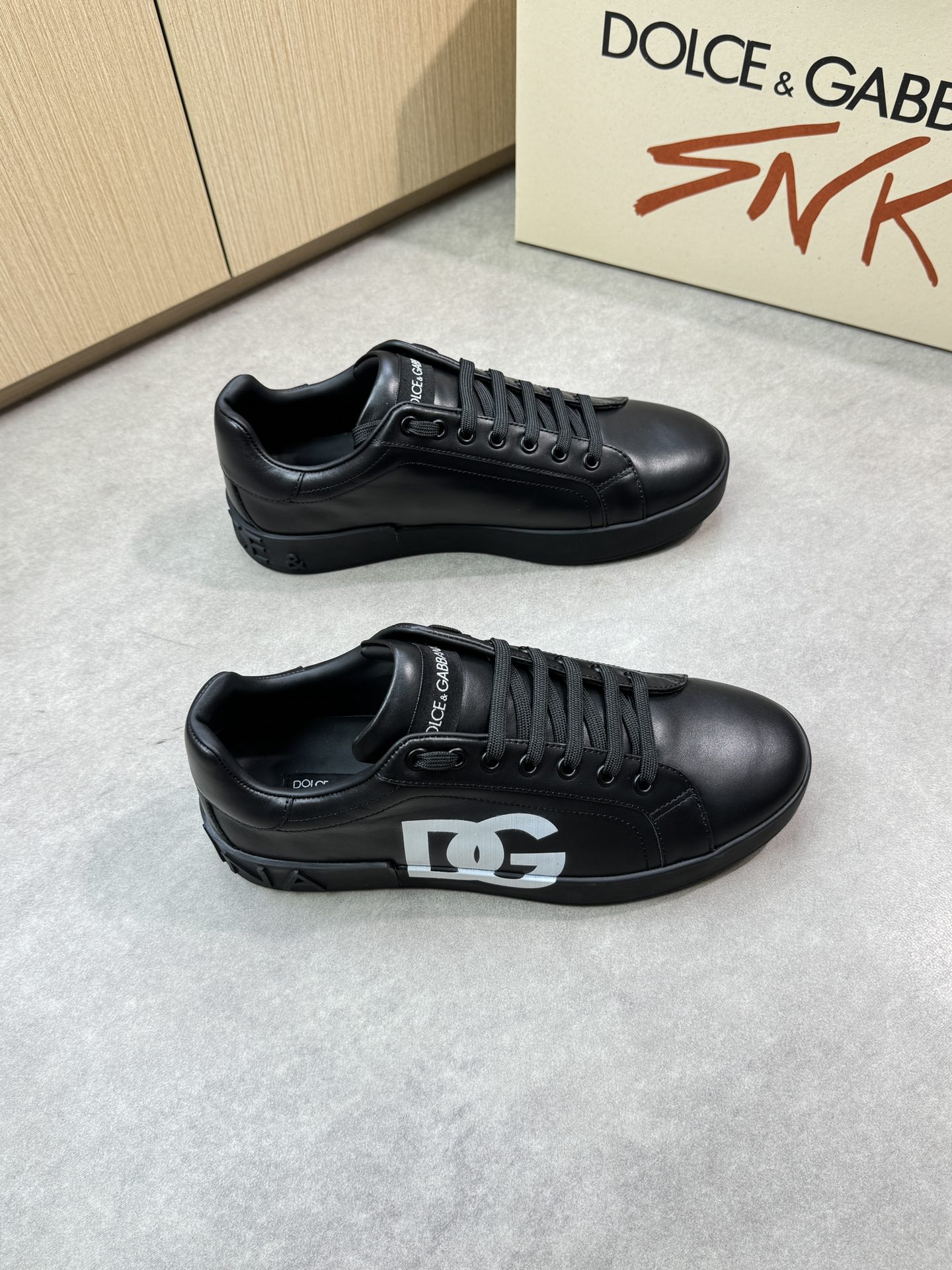 NO:349954,【DOLCE & GABBANA】Dolce & Gabbana - High-end quality Original single casual sports shoes - Upper Napa calfskin, shoe body silk screen brand logo totem, shoe tongue air compress brand cloth - Inner water dye cowhide - Outsole ultra-light TPR. Rubber two-color molded outsole - Ultra-high quality control·fine workmanship highlights (high-end, noble, grade) -Size 39-44 (38, 45, 46, custom made)·01462,,Dolce & Gabbana,Dolce & Gabbana,cowhide19860909【DOLCE & GABBANA】杜嘉班纳 -高端品质 原单休闲运动板鞋 -鞋面纳帕小牛皮、鞋身丝印品牌logo图腾、鞋舌空压品牌布标 -内里水染牛皮 -大底超轻TPR.橡胶双色成型大底 -超高品控·做工精细凸显(高端·贵气·档次) -Size 39-44（38、45、46、可订做)·01462,,Dolce&Gabbana,Dolce&Gabbana,cowhide,Men's shoes