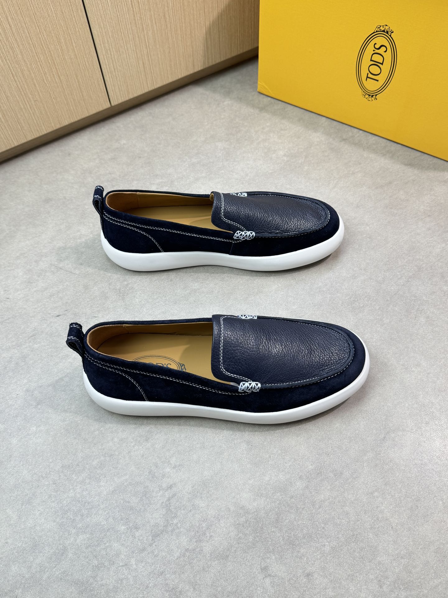 NO:350512,【TOD's】Todds - High-end quality Original single casual sneakers - Upper reverse velvet calfskin, shoe Dan outer stitching - Inner water dyed cowhide - Outsole ultra-light TPU foam; molded outsole - Ultra-high quality control · Fine workmanship highlighted (high-end · noble · grade) -Size 39-44 (38, 45, custom made)·0444,,Tod's, sneakers, cowhide19860909【TOD's】托德斯 -高端品质 原单休闲运动鞋 -鞋面反绒小牛皮、鞋丹外合车缝线 -内里水染牛皮 -大底超轻TPU发泡；成型大底 -超高品控·做工精细凸显(高端·贵气·档次) -Size 39-44（38,45,可订做)·0444,,Tod's,sneakers,cowhide,Men's shoes