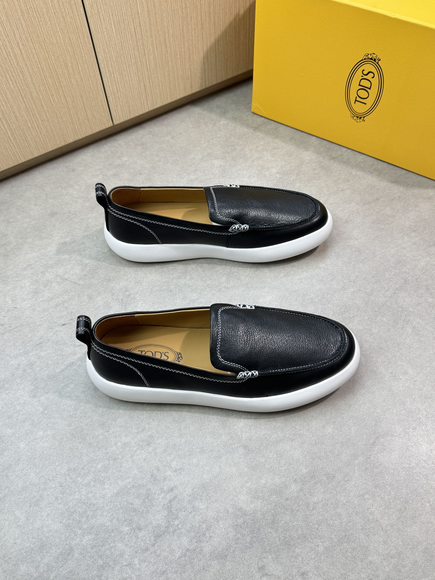 NO:350531,【TOD's】Todds - High-end quality Original single casual sneakers - Upper Napa calfskin, slammed calfskin, shoe Dan outer stitching - Inner water dyed cowhide - Outsole ultra-light TPU foam; molded sole - Ultra-high quality control, fine workmanship highlighted (high-end, noble, grade) -Size 39-44 (38,45, custom made)·0444,,Tod's,sneakers,cowhide19860909【TOD's】托德斯 -高端品质 原单休闲运动鞋 -鞋面纳帕小牛皮、摔纹小牛皮、鞋丹外合车缝线 -内里水染牛皮 -大底超轻TPU发泡；成型大底 -超高品控·做工精细凸显(高端·贵气·档次) -Size 39-44（38,45,可订做)·0444,,Tod's,sneakers,cowhide,Men's shoes