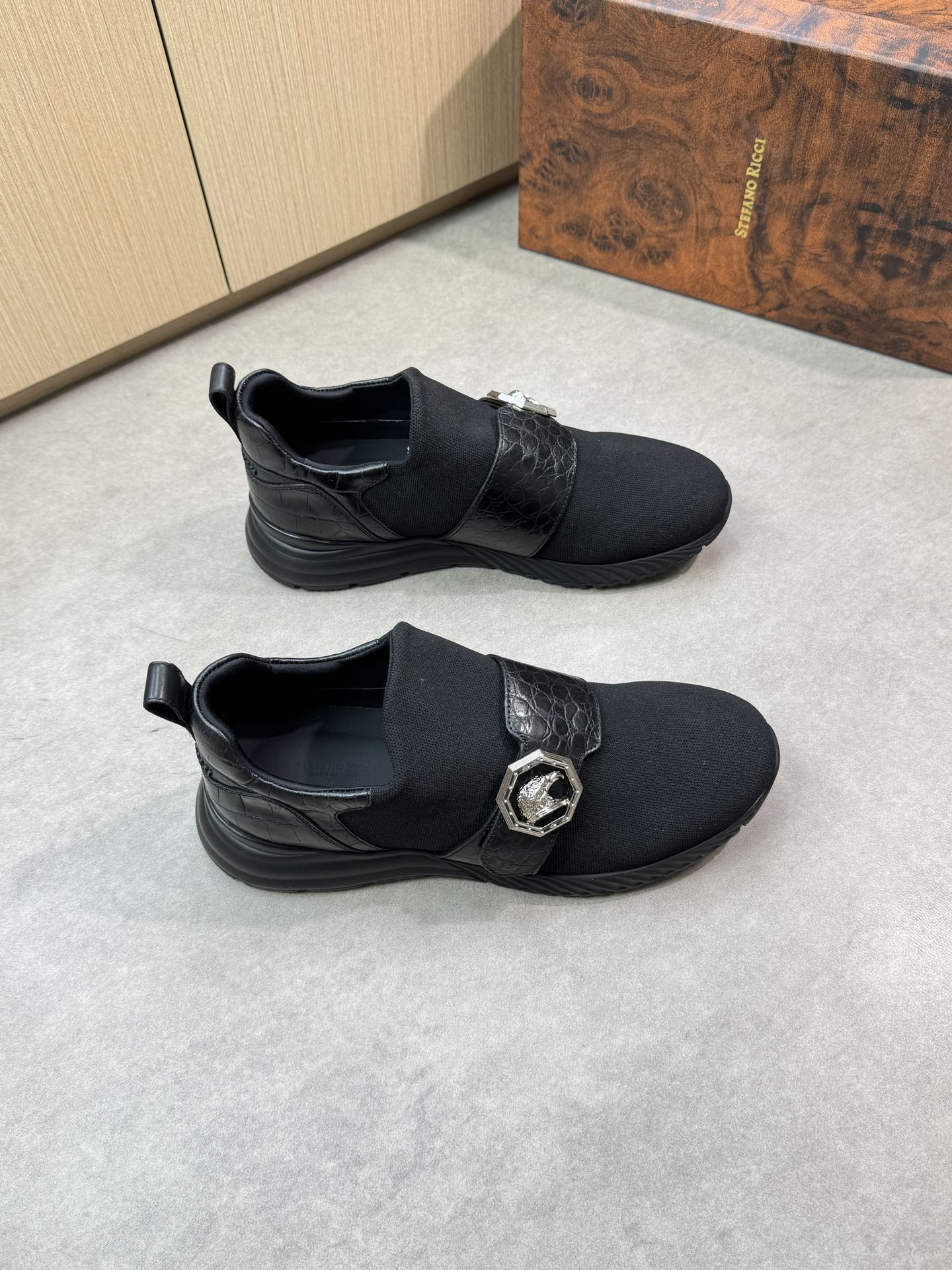 NO:350414,【Stefano Ricci】Stefano Rao Nich - High-end quality Original single casual sneakers - Imported stone-patterned calfskin on the upper, brand knitted cloth, brand logo metal fasteners - Inner elastic cloth, foot pads; water dyed cowhide - Ultra-light TPU foaming; Formed sole - Ultra-high quality control · Fine workmanship highlighted (high-end · noble · grade) -Size 39-44 (38, 45, custom made) ·ST0444,,sneakers,cowhide19860909【Stefano Ricci】史蒂芬劳·尼治 -高端品质 原单休闲运动鞋 -鞋面进口石头纹小牛皮、品牌针织布匹、品牌logo金属扣件 -内里弹力布匹,垫脚；水染牛皮 -大底超轻TPU发泡；成型大底 -超高品控·做工精细凸显(高端·贵气·档次) -Size 39-44（38,45,可订做)·ST0444,,sneakers,cowhide,Men's shoes