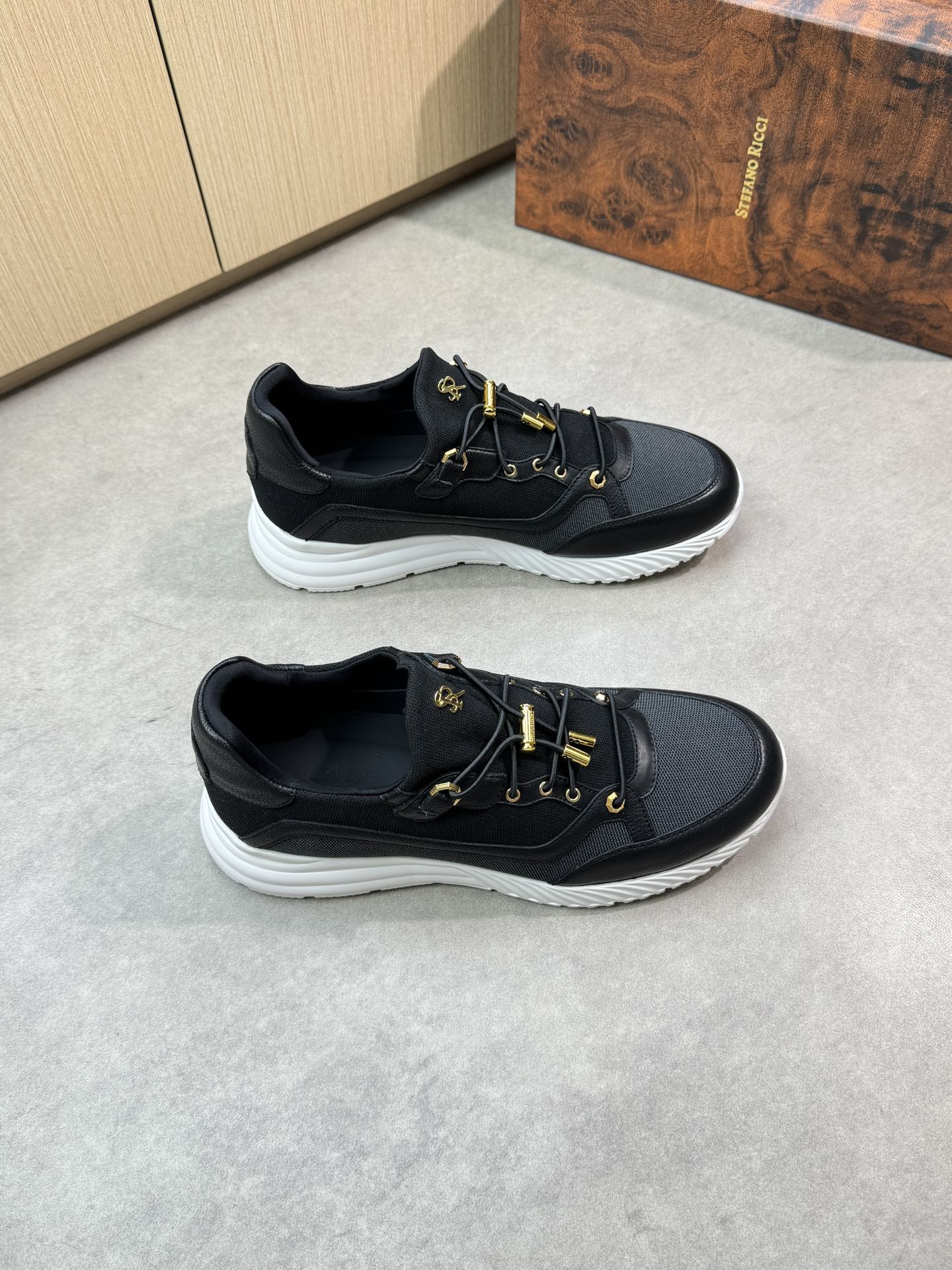 NO:350430,【Stefano Ricci】Stefano Rao Nich - High-end quality Original single casual sneakers - Imported upper Napa calfskin, brand knitted cloth, brand logo metal fastener - Inner water dyed cowhide - Outsole ultra-light TPU foam; molded outsole - Ultra-high quality control · Fine workmanship highlighted (high-end, noble, grade) -Size 39-44 (38,45, custom made) ·ST0444,,sneakers,cowhide19860909【Stefano Ricci】史蒂芬劳·尼治 -高端品质 原单休闲运动鞋 -鞋面进口纳帕小牛皮、品牌针织布匹、品牌logo金属扣件 -内里水染牛皮 -大底超轻TPU发泡；成型大底 -超高品控·做工精细凸显(高端·贵气·档次) -Size 39-44（38,45,可订做)·ST0444,,sneakers,cowhide,Men's shoes
