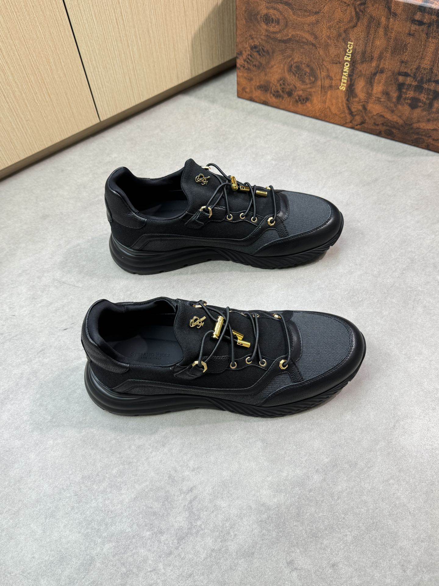 NO:350446,【Stefano Ricci】Stefano Rao Nich - High-end quality Original single casual sneakers - Imported upper with calfskin, brand knitted cloth, brand logo metal fastener - Inner water dyed cowhide - Outsole ultra-light TPU foam; molded sole - Ultra-high quality control, fine workmanship highlighted (high-end, noble, grade) -Size 39-44 (38,45, custom made) ST0444,,sneakers,cowhide19860909【Stefano Ricci】史蒂芬劳·尼治 -高端品质 原单休闲运动鞋 -鞋面进口摔纹小牛皮、品牌针织布匹、品牌logo金属扣件 -内里水染牛皮 -大底超轻TPU发泡；成型大底 -超高品控·做工精细凸显(高端·贵气·档次) -Size 39-44（38,45,可订做)·ST0444,,sneakers,cowhide,Men's shoes