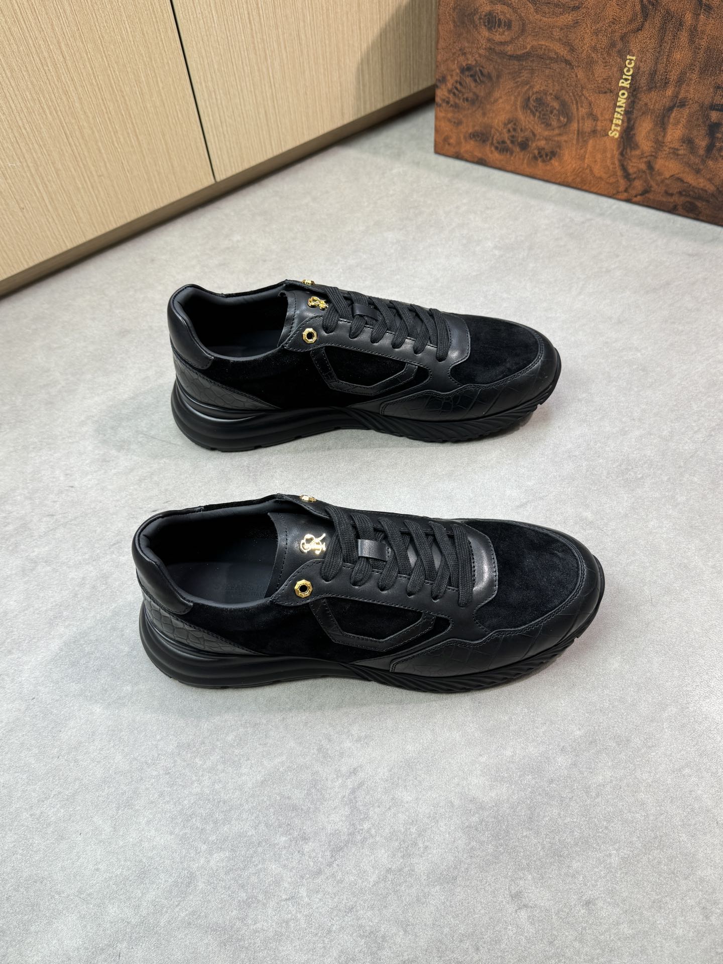 NO:350402,【Stefano Ricci】Stefano Rao Nich - High-end quality Original single casual sneakers - Imported upper Napa calfskin, stone pattern calfskin, reverse velvet calfskin, shoe tongue brand logo metal fastener - Inner water dyed cowhide - Outsole ultra-light TPU foam; molded outsole - Ultra-high quality control · Fine workmanship highlighted (high-end · noble · grade) -Size 39-44 (38, 45, custom made) ·ST0444,,sneakers,cowhide19860909【Stefano Ricci】史蒂芬劳·尼治 -高端品质 原单休闲运动鞋 -鞋面进口纳帕小牛皮、石头纹小牛皮、反绒小牛皮、鞋舌品牌logo金属扣件 -内里水染牛皮 -大底超轻TPU发泡；成型大底 -超高品控·做工精细凸显(高端·贵气·档次) -Size 39-44（38,45,可订做)·ST0444,,sneakers,cowhide,Men's shoes
