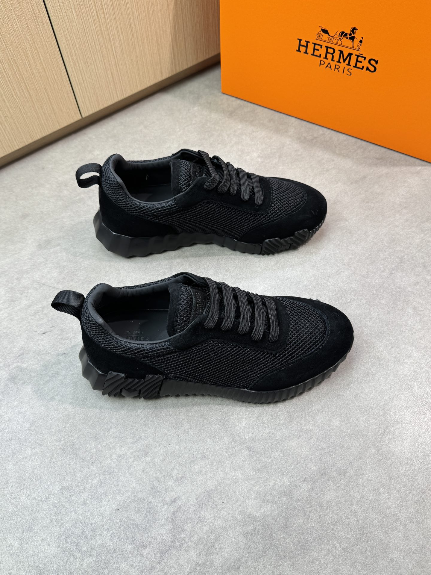 NO:350405,【HERMES】HERMES - High-end quality Original single casual sneakers - Upper reverse velvet calfskin, brand hollow mesh canvas, shoe tongue air compressor brand logo, heel brand webbing - Inner water dyed cowhide - Outsole TPU foaming· Rubber combination molding two-color outsole - Ultra-high quality control·fine workmanship highlighted (high-end, noble, grade) -Size 39-44 (38,45, custom made)·H0186,, hermes, hermes, sneakers, cowhide19860909【 HERMES】爱马仕 -高端品质 原单休闲运动鞋 -鞋面反绒小牛皮、品牌镂空网帆布、鞋舌空压品牌logo、后跟品牌织带 -内里水染牛皮 -大底TPU发泡·橡胶组合成型双色大底 -超高品控·做工精细凸显(高端·贵气·档次) -Size 39-44（38,45,可订做)·H0186,,hermes,hermes,sneakers,cowhide,Men's shoes