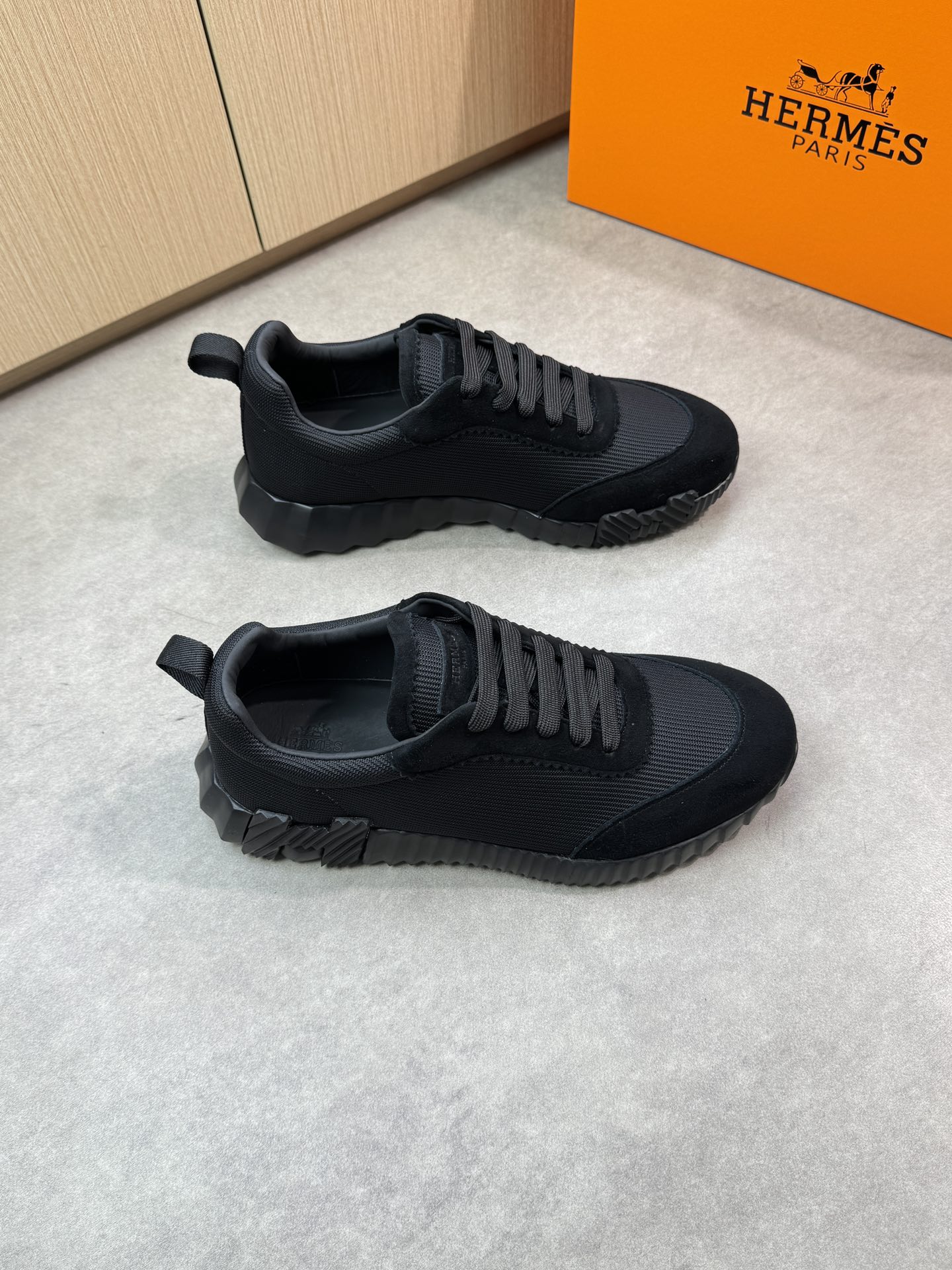 NO:350426,【HERMES】HERMES - High-end quality Original single casual sneakers - Upper reverse velvet calfskin, brand striped canvas, shoe tongue air compressor brand logo, heel brand webbing - Inner water dyed cowhide - Outsole TPU foaming· Rubber combination molding two-color outsole - Ultra-high quality control· Fine workmanship highlighted (high-end, noble, grade) -Size 39-44 (38,45, custom made)·H0186,, hermes, hermes, sneakers, cowhide19860909【 HERMES】爱马仕 -高端品质 原单休闲运动鞋 -鞋面反绒小牛皮、品牌条纹帆布、鞋舌空压品牌logo、后跟品牌织带 -内里水染牛皮 -大底TPU发泡·橡胶组合成型双色大底 -超高品控·做工精细凸显(高端·贵气·档次) -Size 39-44（38,45,可订做)·H0186,,hermes,hermes,sneakers,cowhide,Men's shoes