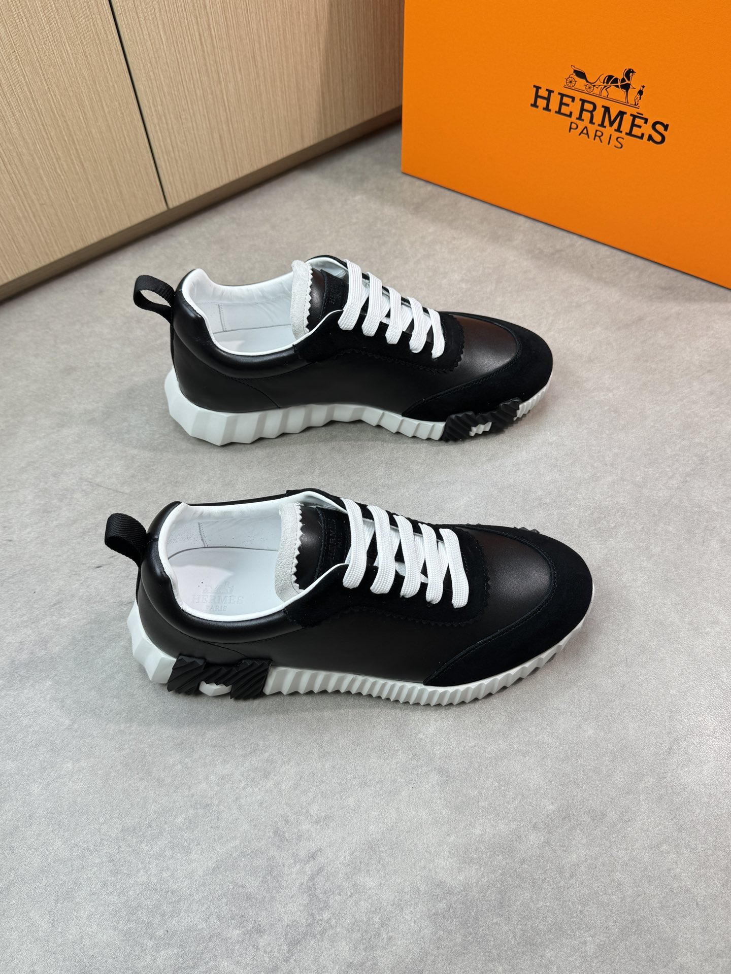 NO:350436,【HERMES】HERMES - High-end quality Original single casual sneakers - Upper Napa calfskin, reverse velvet calfskin, shoe tongue air compressor brand logo, heel brand webbing - Inner water dyed cowhide - Outsole TPU foaming·Rubber combination molding two-color outsole - Ultra-high quality control·fine workmanship highlighted (high-end, noble, grade) -Size 39-44 (38,45, custom made)·H0186,,hermes,hermes,sneakers,cowhide19860909【 HERMES】爱马仕 -高端品质 原单休闲运动鞋 -鞋面纳帕小牛皮、反绒小牛皮、鞋舌空压品牌logo、后跟品牌织带 -内里水染牛皮 -大底TPU发泡·橡胶组合成型双色大底 -超高品控·做工精细凸显(高端·贵气·档次) -Size 39-44（38,45,可订做)·H0186,,hermes,hermes,sneakers,cowhide,Men's shoes