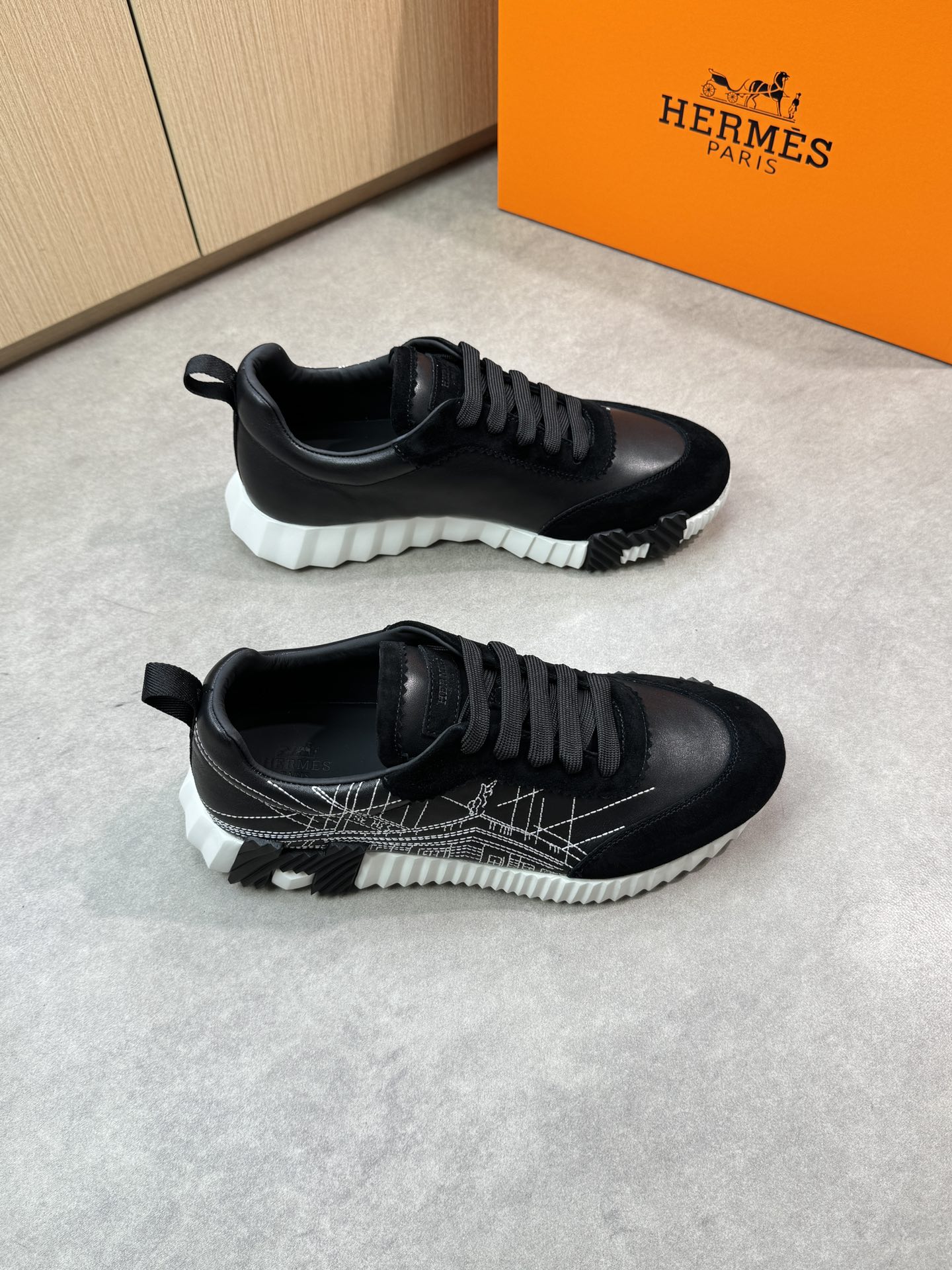 NO:350453,【HERMES】HERMES - High-end quality Original single casual sneakers - Upper Napa calfskin. Embroidery brand totem, reverse velvet calfskin, shoe tongue air compressor brand logo, heel brand webbing - Inner water dye cowhide - Outsole TPU foaming· Rubber combination molding two-color outsole - Ultra-high quality control· Fine workmanship highlighted (high-end, noble, grade) -Size 39-44 (38,45, custom made)·H0186,,hermes,hermes,sneakers,cowhide19860909【 HERMES】爱马仕 -高端品质 原单休闲运动鞋 -鞋面纳帕小牛皮.刺绣品牌图腾、反绒小牛皮、鞋舌空压品牌logo、后跟品牌织带 -内里水染牛皮 -大底TPU发泡·橡胶组合成型双色大底 -超高品控·做工精细凸显(高端·贵气·档次) -Size 39-44（38,45,可订做)·H0186,,hermes,hermes,sneakers,cowhide,Men's shoes