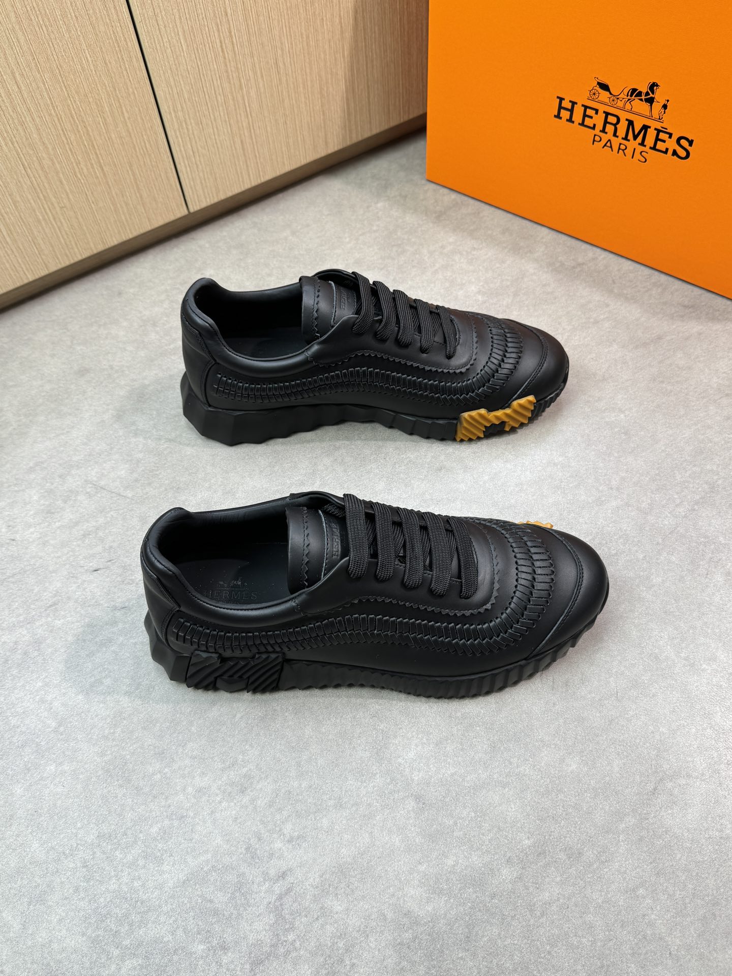 NO:350468,【HERMES】HERMES - High-end quality Original single casual sports shoes - Upper Napa calfskin, pure hand-woven craftsmanship, shoe tongue air compressor brand logo - Inner water dyed cowhide - Outsole TPU foaming· Rubber combination molding two-color outsole - Ultra-high quality control· Fine workmanship highlighted (high-end, noble, grade) -Size 39-44 (38,45, custom made)·H0186,, hermes, hermes, sneakers, cowhide19860909【 HERMES】爱马仕 -高端品质 原单休闲运动鞋 -鞋面纳帕小牛皮、纯手工编织工艺、鞋舌空压品牌logo -内里水染牛皮 -大底TPU发泡·橡胶组合成型双色大底 -超高品控·做工精细凸显(高端·贵气·档次) -Size 39-44（38,45,可订做)·H0186,,hermes,hermes,sneakers,cowhide,Men's shoes