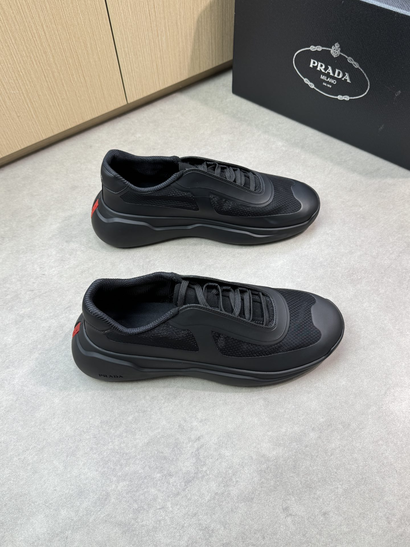 NO:350483,【PRADA】Prada - High-end quality Original single casual sneakers - Upper brand high mercerized canvas cloth, shoe body hot craftsmanship - Neil brand canvas - Outsole ultralight TPR·rubber; Two-color molded outsole - Ultra-high quality control·fine workmanship highlighted (high-end, noble, grade) -Size 39-44 (38,45, custom made)·03858,,prada,prada,sneakers19860909【PRADA】普拉达  -高端品质 原单休闲运动鞋 -鞋面品牌高丝光帆布布匹、鞋身热切工艺 -内里品牌帆布 -大底超轻TPR·橡胶；双色成型大底 -超高品控·做工精细凸显(高端·贵气·档次) -Size 39-44（38,45,可订做)·03858,,prada,prada,sneakers,Men's shoes