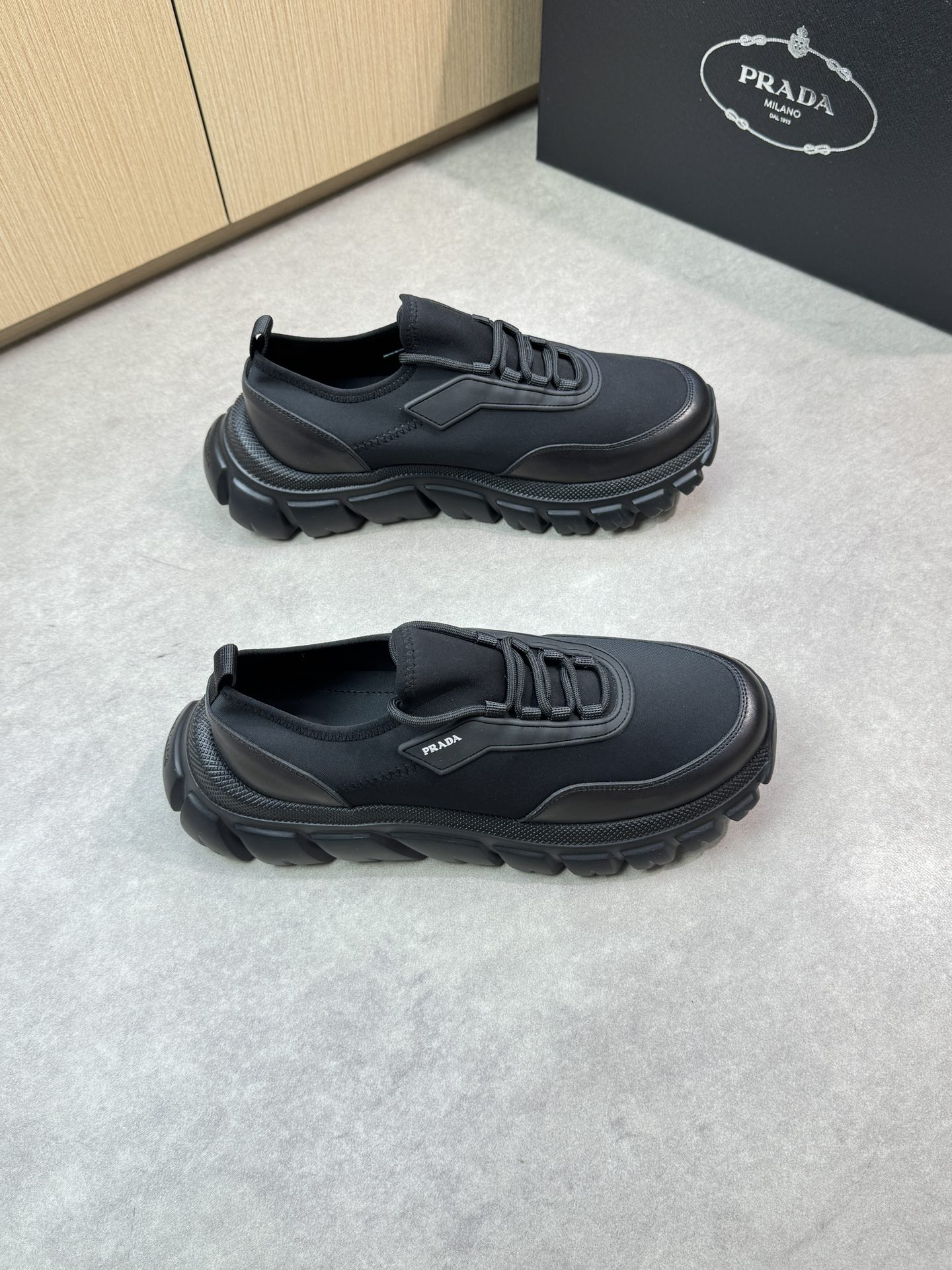 NO:351425,【PRADA】Prada - High-end quality Original single casual sneakers - Upper Napa calfskin, brand high-elastic cloth, shoe mouth brand plastic module - Inner footbed. Water-dyed cowhide - Ultra-light TPU foaming; Molded sole - Ultra-high quality control · Fine workmanship highlighted (high-end, noble, grade) -Size 38-44 (45, custom made)·03303,,prada,prada,sneakers,cowhide19860909【PRADA】普拉达 -高端品质 原单休闲运动鞋 -鞋面纳帕小牛皮、品牌高弹力布匹、鞋口品牌塑胶模块 -内里垫脚.水染牛皮 -大底超轻TPU发泡；成型大底 -超高品控·做工精细凸显(高端·贵气·档次) -Size 38-44（45,可订做)·03303,,prada,prada,sneakers,cowhide,Men's shoes