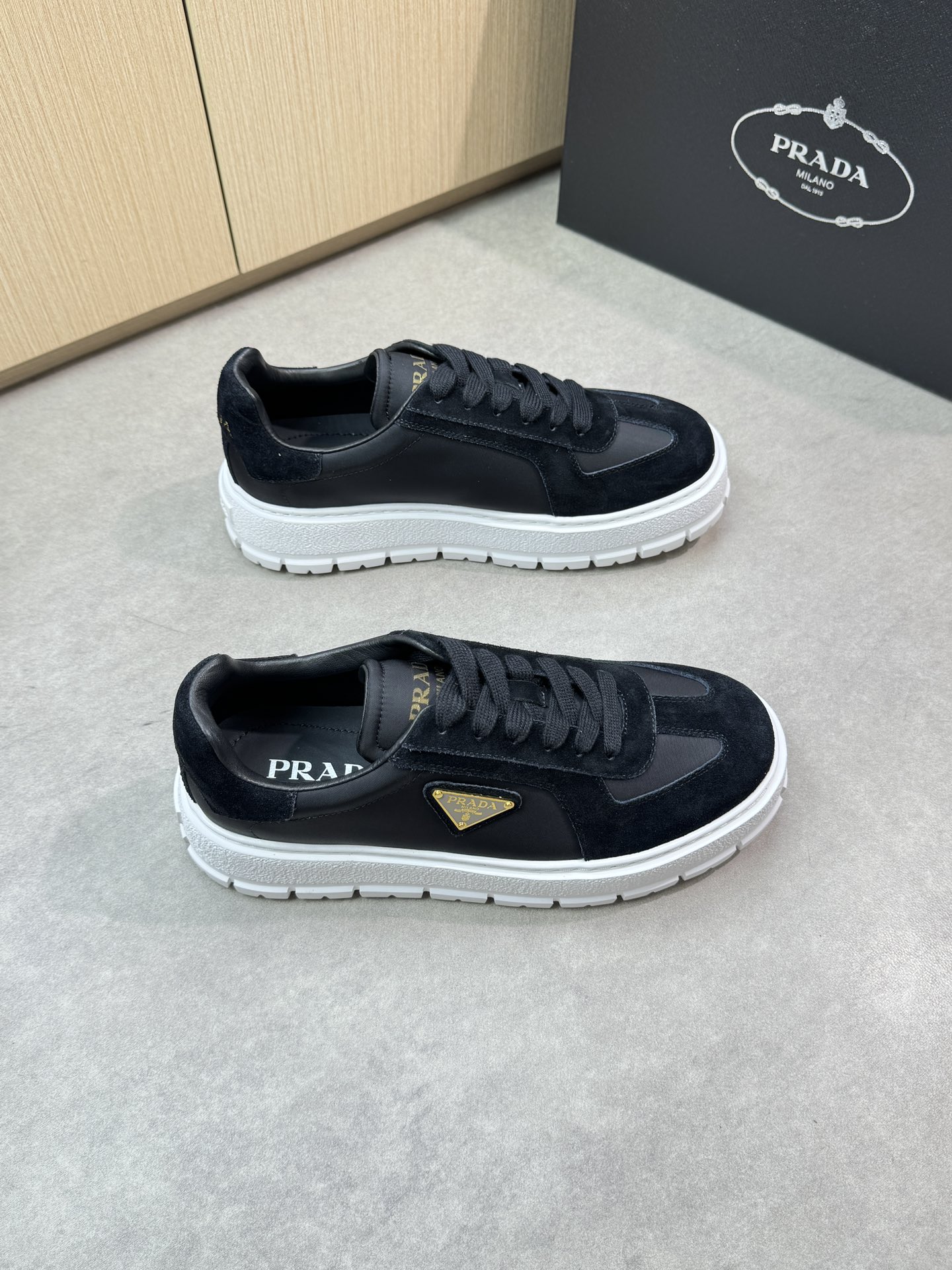 NO:351439,【PRADA】Prada - High-end quality Original single casual sneakers - Imported back-velvet calfskin on the upper, brand high mercerized canvas cloth, shoe body sewing brand metal fasteners, tongue. Heel silk screen brand logo - Inner water dye cowhide - Outsole ultra-light TPU foam; molded outsole - Ultra-high quality control · Fine workmanship highlighted (high-end, noble, grade) -Size 38-44 (45, custom made) ·PR0372,,prada,prada,sneakers,cowhide19860909【PRADA】普拉达 -高端品质 原单休闲运动鞋 -鞋面进口反绒小牛皮、品牌高丝光帆布布匹、鞋身车缝品牌金属扣件、鞋舌.后跟丝印品牌logo -内里水染牛皮 -大底超轻TPU发泡；成型大底 -超高品控·做工精细凸显(高端·贵气·档次) -Size 38-44（45,可订做)·PR0372,,prada,prada,sneakers,cowhide,Men's shoes